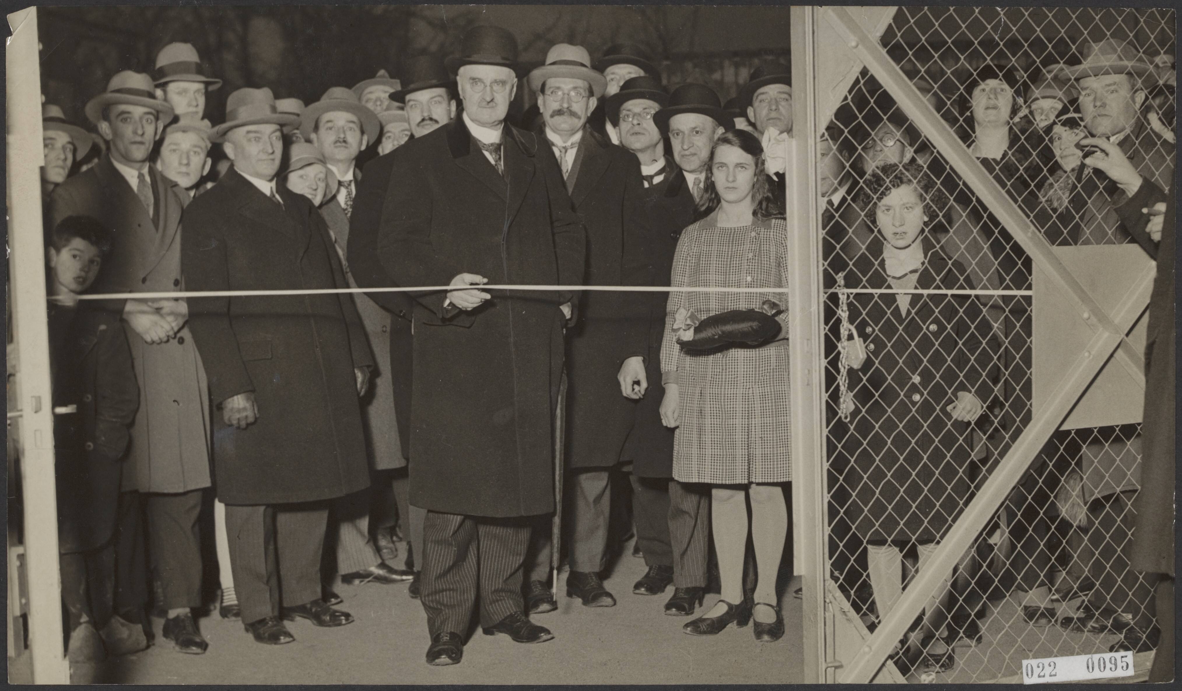 Fotocollectie Elsevier Binnenland — Nieuwe groente- en fruitmarkt te Utrecht geopend door burgemeester J.P. Fockema Andreae — Foto: N.V. Polygoon. Licentie: Set B: Rechtenvrij / Publiek Domein. Bron: Nationaal Archief. http://hdl.handle.net/10648/add11374-d0b4-102d-bcf8-003048976d84