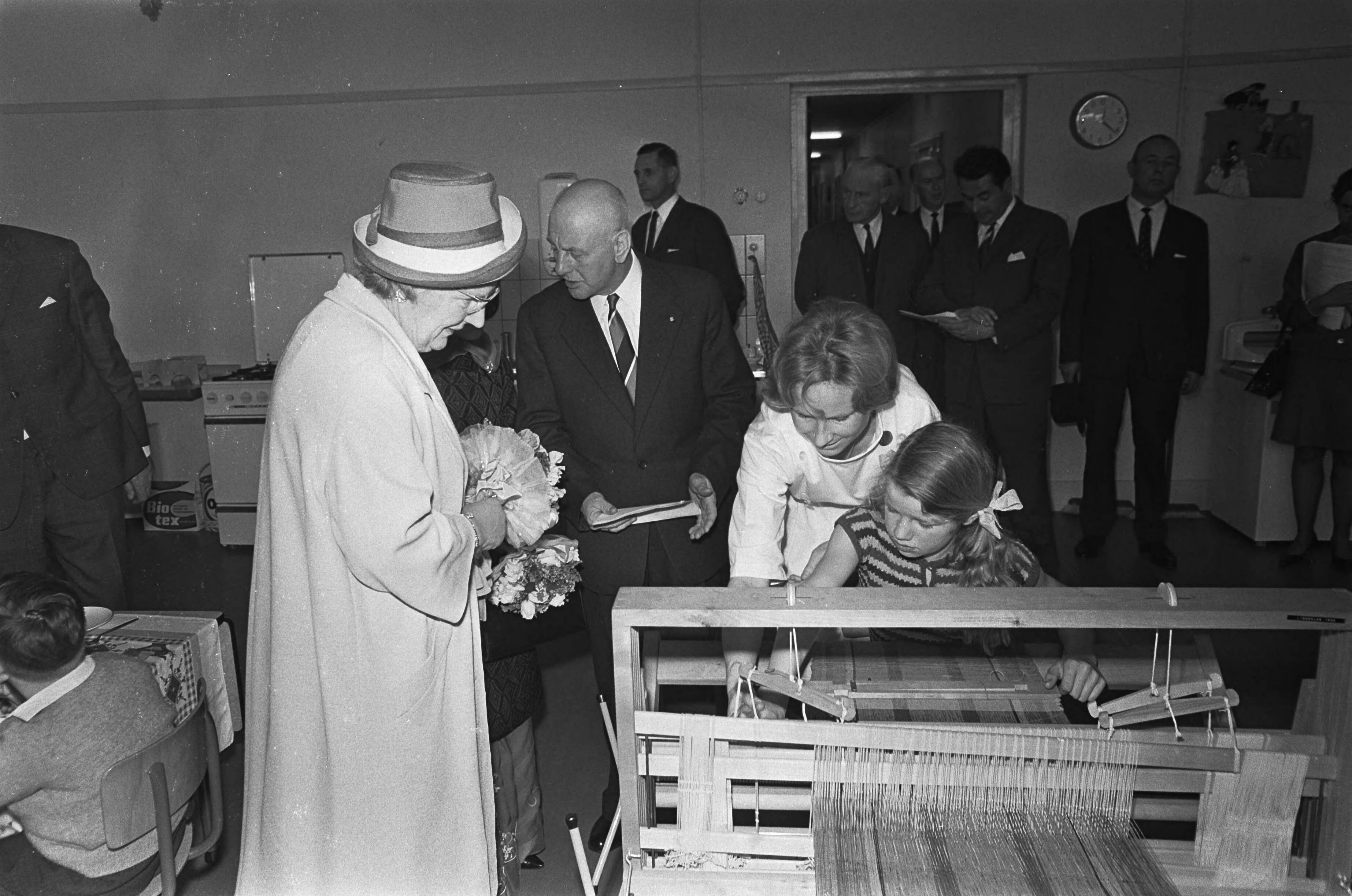 Fotocollectie Anefo — Bezoek Koning en Koningin van Nepal aan Den Haag — Foto: Nijs, Jac. de / Anefo. Licentie: Set B: Rechtenvrij / Publiek Domein. Bron: Nationaal Archief. http://hdl.handle.net/10648/ab16f72a-d0b4-102d-bcf8-003048976d84