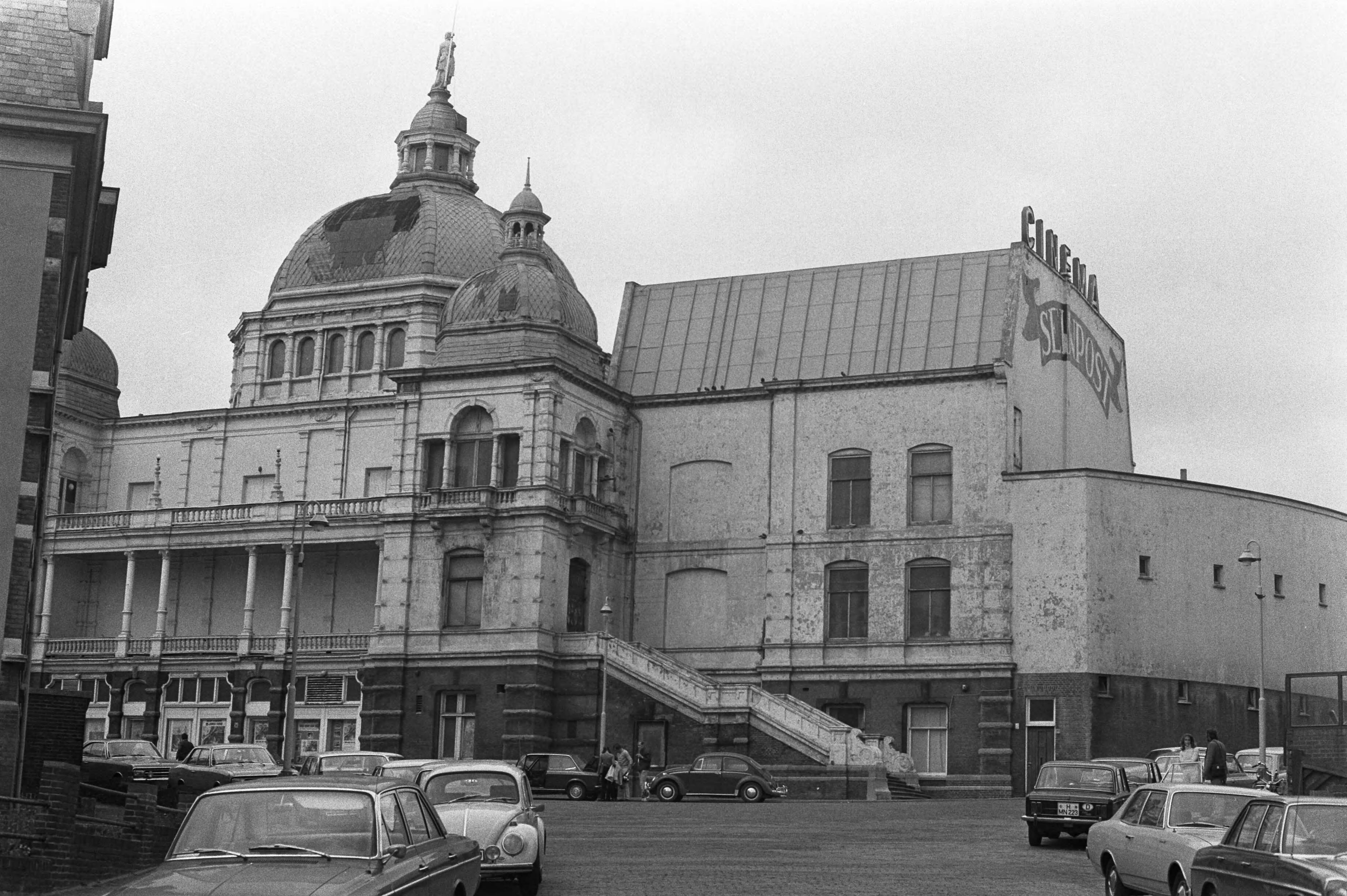 Fotocollectie Anefo — Hotel Seinpost wordt gesloten, Scheveningen, exterieur — Foto: Punt, W. / Anefo. Licentie: Set B: Rechtenvrij / Publiek Domein. Bron: Nationaal Archief. http://hdl.handle.net/10648/abca0978-d0b4-102d-bcf8-003048976d84