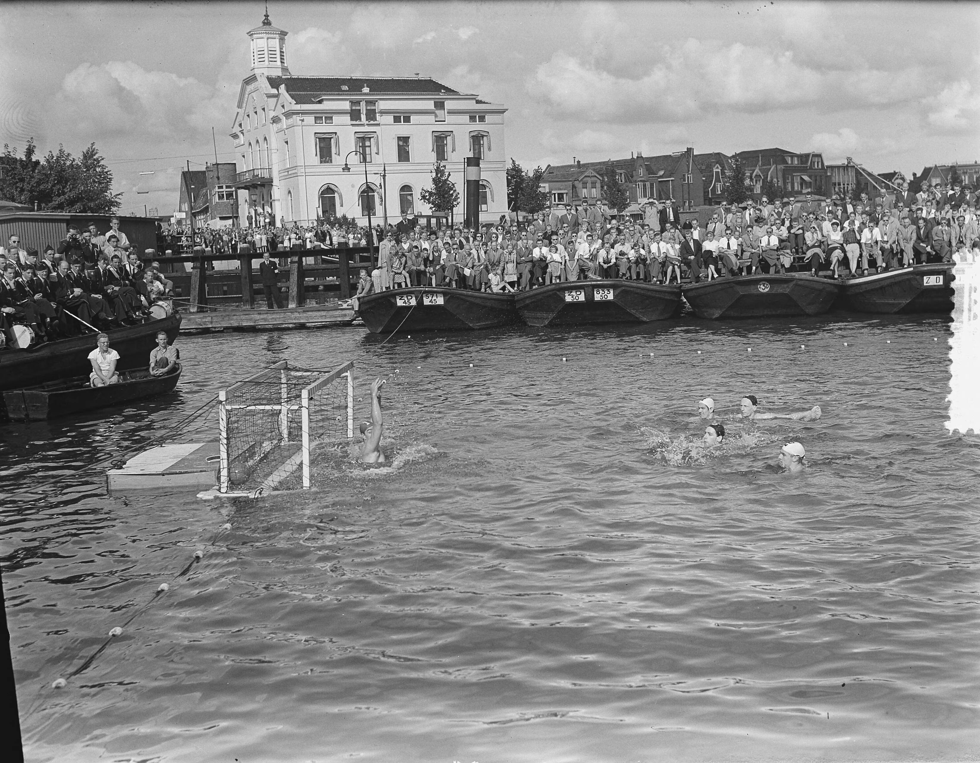 Fotocollectie Anefo — Waterpolo. Nederland tegen België 7-5. Spelmomenten — Foto: Noske, J.D. / Anefo. Licentie: Set B: Rechtenvrij / Publiek Domein. Bron: Nationaal Archief. http://hdl.handle.net/10648/a9106538-d0b4-102d-bcf8-003048976d84