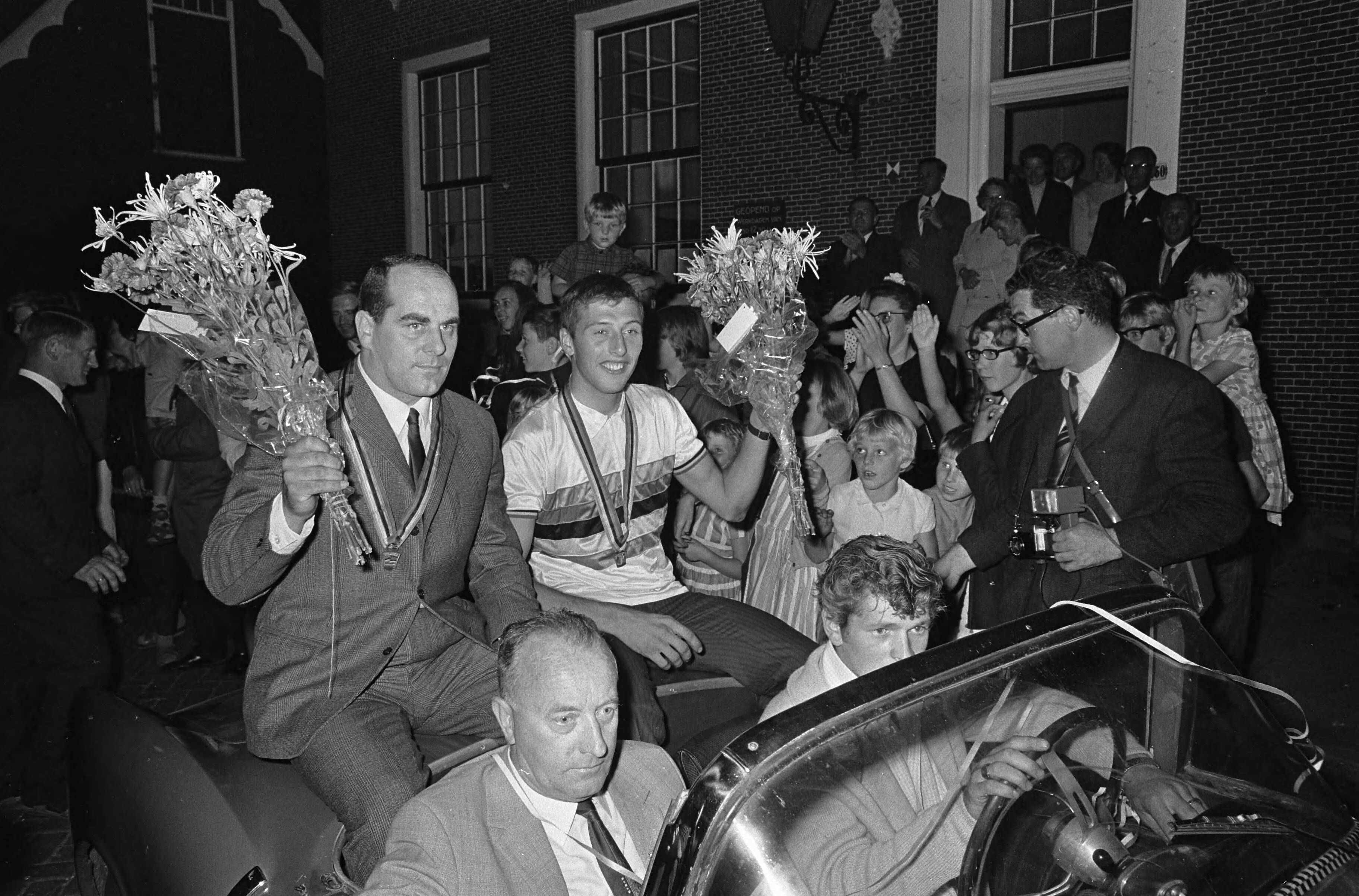 Fotocollectie Anefo — Huldiging Piet de Wit in Wormer. Hier samen met Noppi Koch in auto — Foto: Kroon, Ron / Anefo. Licentie: Set B: Rechtenvrij / Publiek Domein. Bron: Nationaal Archief. http://hdl.handle.net/10648/ab24f1c2-d0b4-102d-bcf8-003048976d84