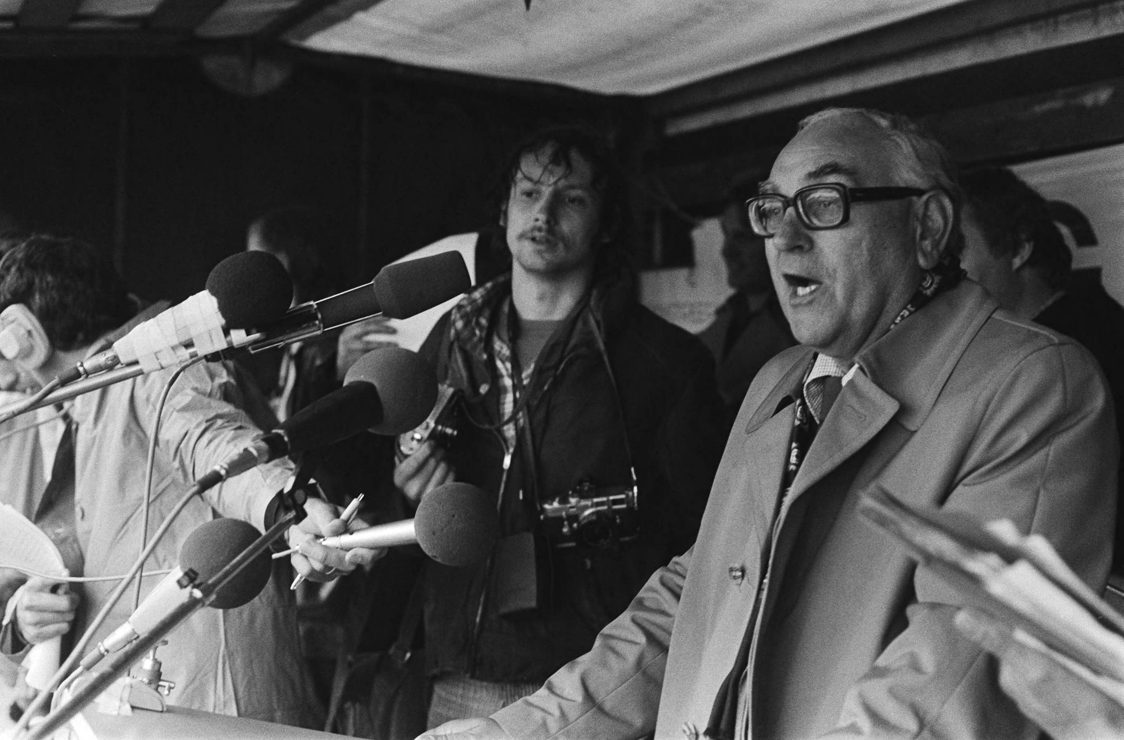 Fotocollectie Anefo — Ambtenarendemonstratie, Den Haag tegen bezuigingsplannen Van Agt ; ABVA-voorzitter Dutman tijdens rede Malieveld — Foto: Peters, Hans / Anefo. Licentie: Set B: Rechtenvrij / Publiek Domein. Bron: Nationaal Archief. http://hdl.handle.net/10648/acb78338-d0b4-102d-bcf8-003048976d84
