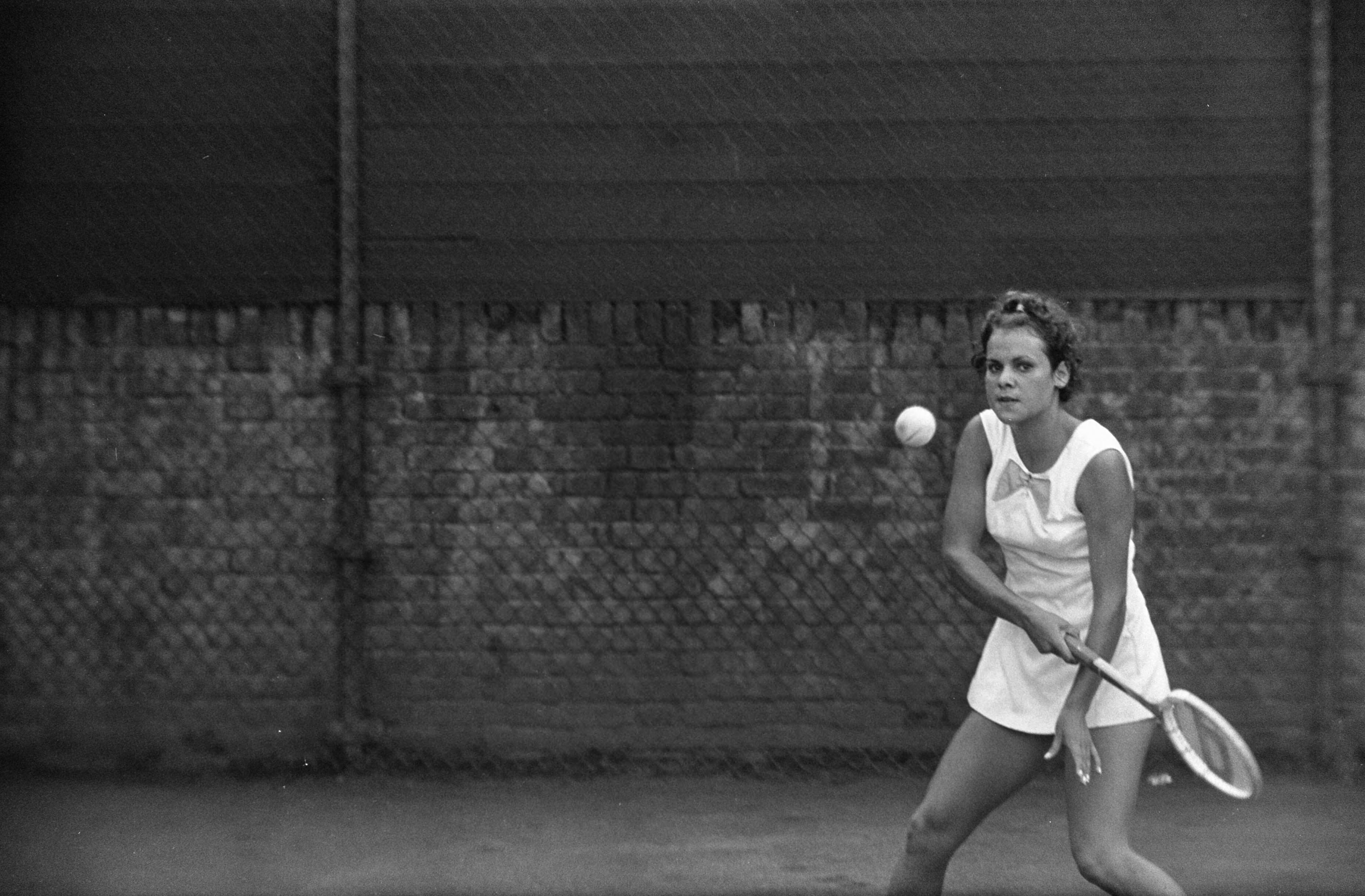 Fotocollectie Anefo — Internationaal tennistoernooi in Hilversum ( t Melkhuisje ); de Australische E. F. Goolagong in aktie — Foto: Koch, Eric / Anefo. Licentie: Set B: Rechtenvrij / Publiek Domein. Bron: Nationaal Archief. http://hdl.handle.net/10648/ab9db044-d0b4-102d-bcf8-003048976d84