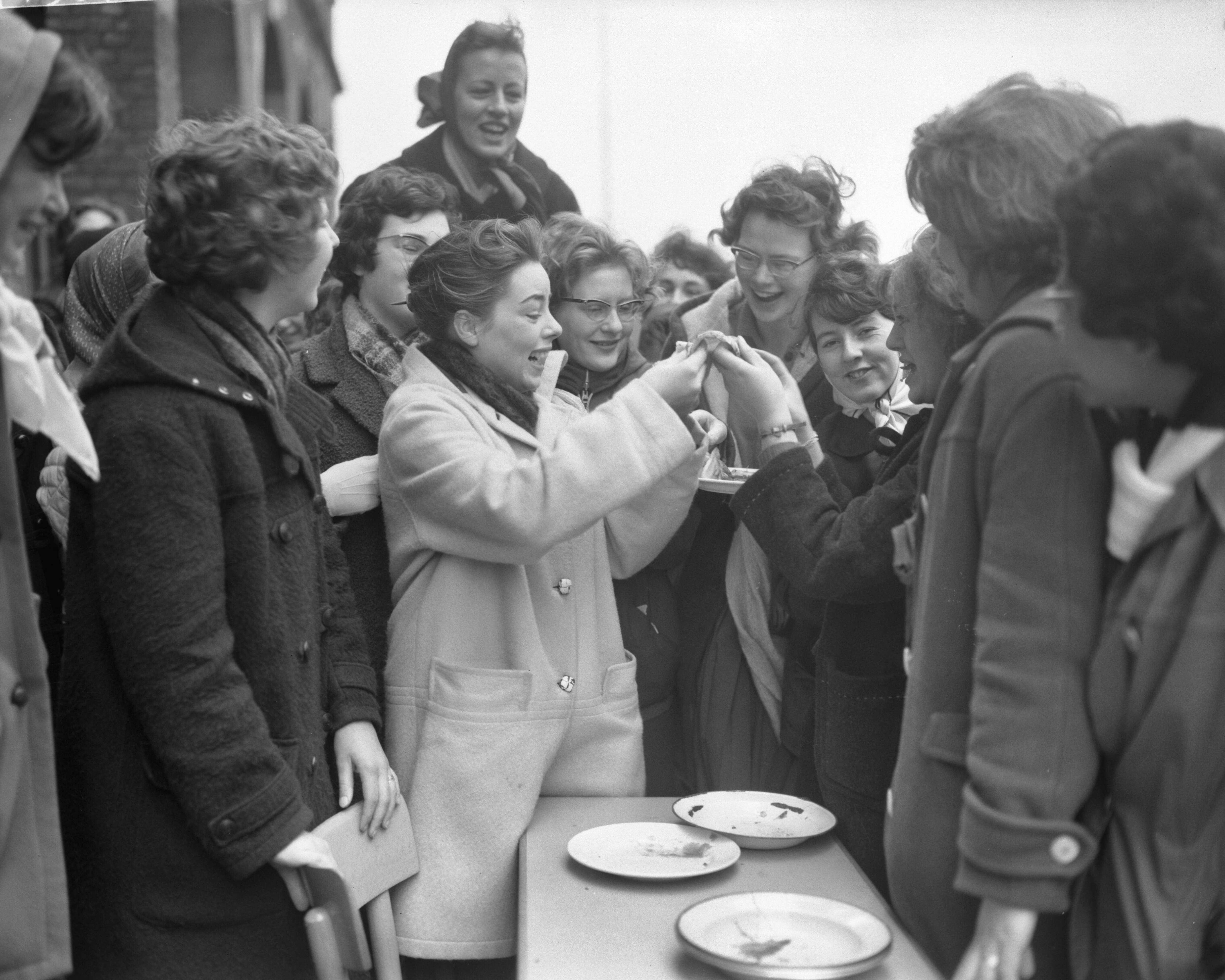 Fotocollectie Anefo — Pannekoeken tijdrace t.g.v. 25 jarig bestaan van de leerlingen-vereniging "Vesta" van de Christelijke Huishoudschool te Den Haag — Foto: Bilsen, Joop van / Anefo. Licentie: Set B: Rechtenvrij / Publiek Domein. Bron: Nationaal Archief. http://hdl.handle.net/10648/a9feb940-d0b4-102d-bcf8-003048976d84