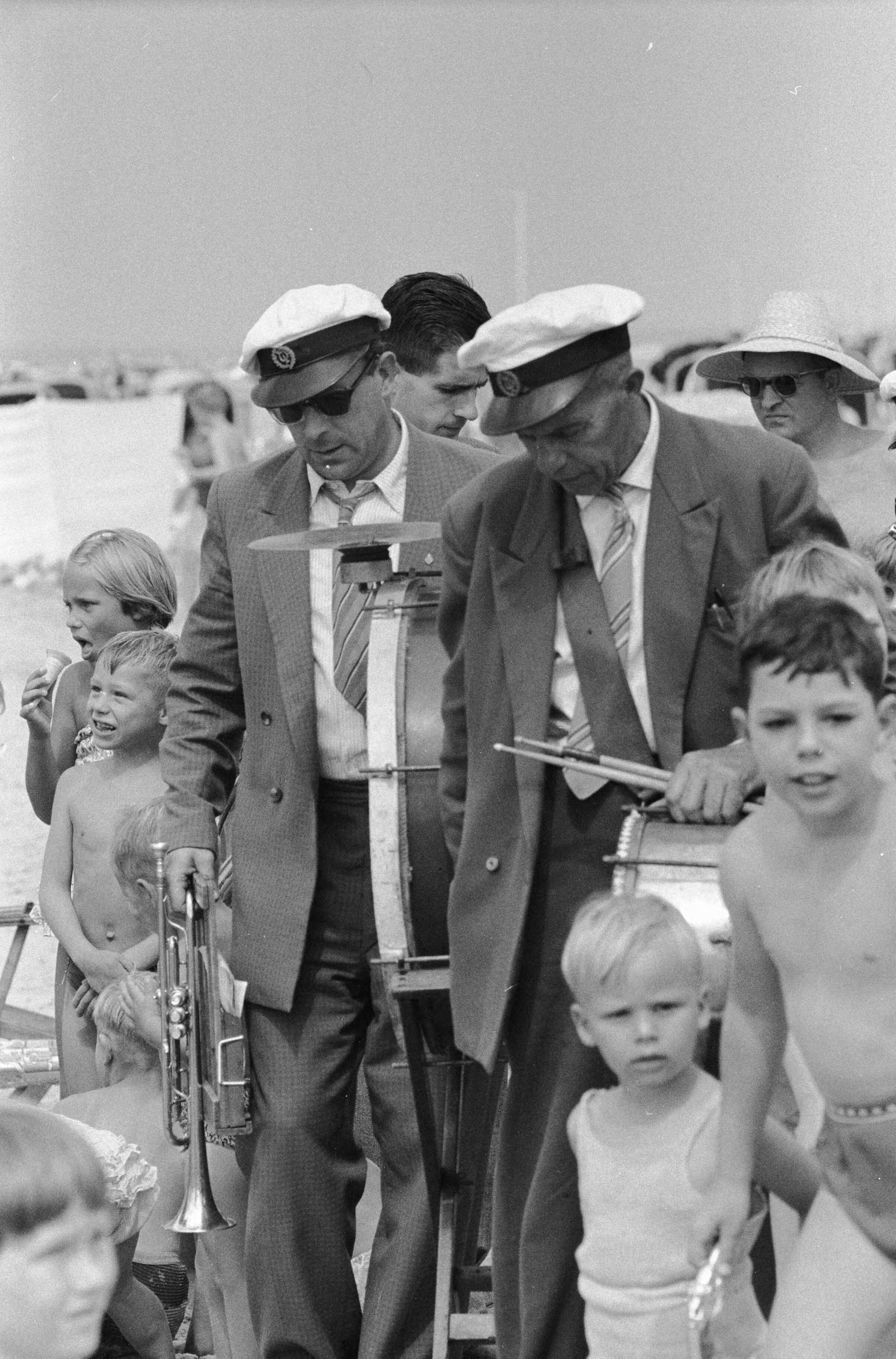 Fotocollectie Anefo — Strandfanfare van Zandvoort treedt weer op — Foto: Pot, Harry / Anefo. Licentie: Set B: Rechtenvrij / Publiek Domein. Bron: Nationaal Archief. http://hdl.handle.net/10648/a9b693d6-d0b4-102d-bcf8-003048976d84