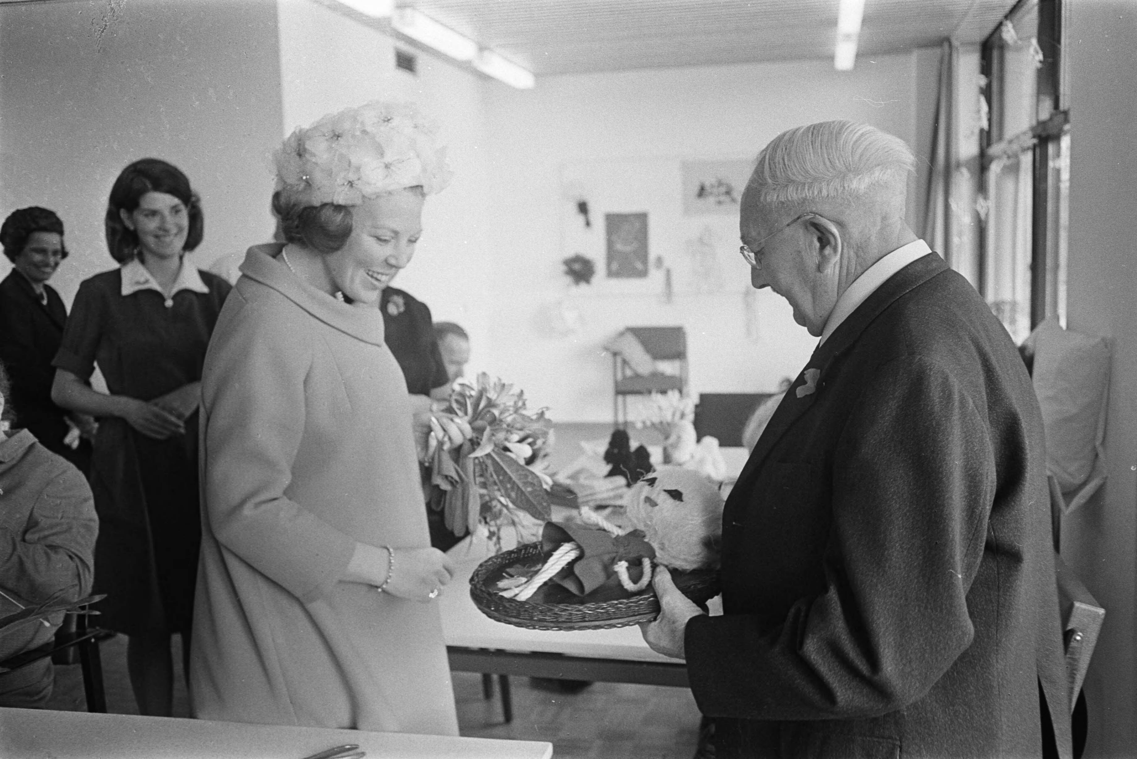Fotocollectie Anefo — Prinses Beatrix in Drenthe opende vakantiecentrum prins Willem Alexander in Roden — Foto: Koch, Eric / Anefo. Licentie: Set B: Rechtenvrij / Publiek Domein. Bron: Nationaal Archief. http://hdl.handle.net/10648/ab40142a-d0b4-102d-bcf8-003048976d84