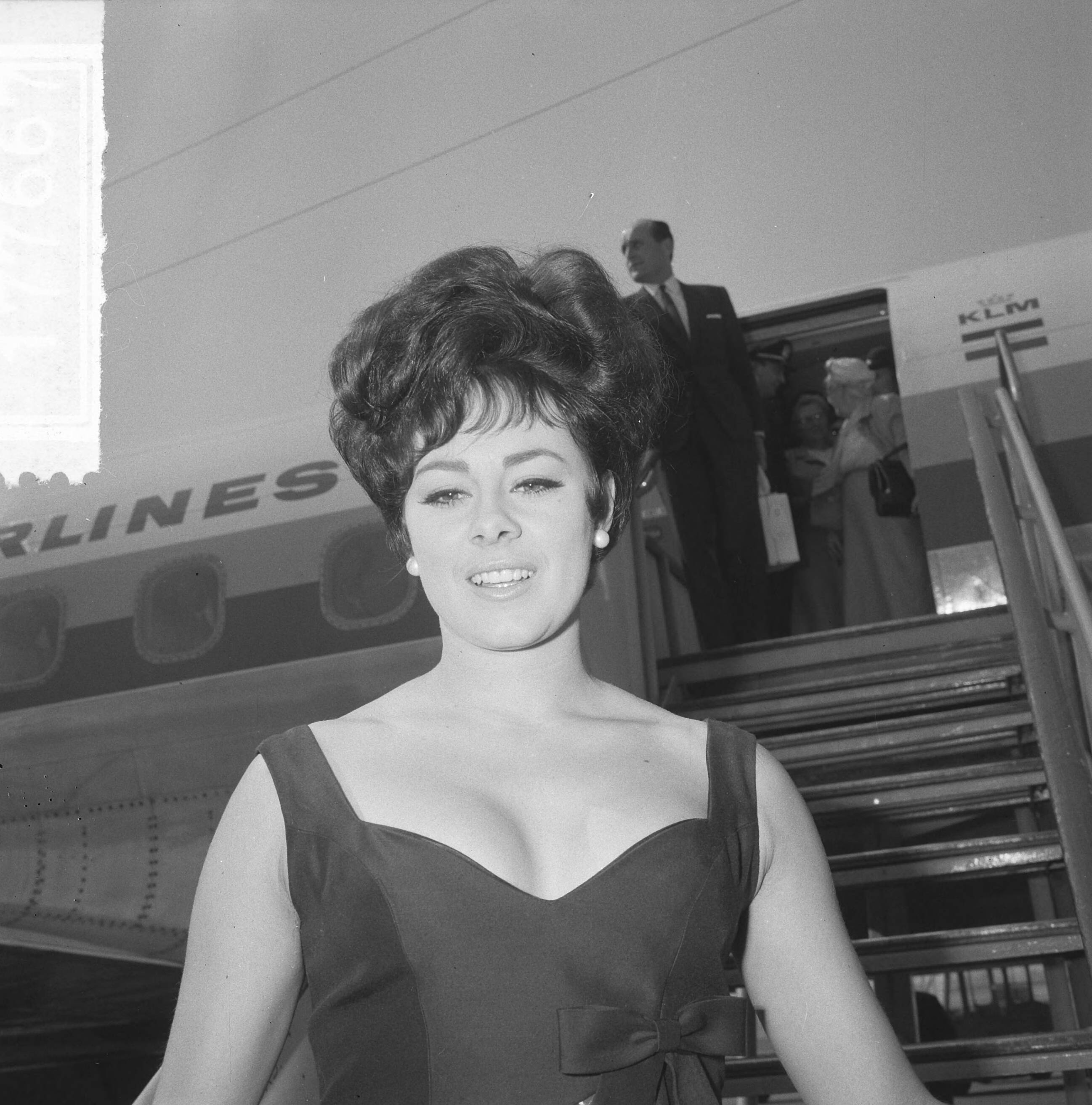 Fotocollectie Anefo — Miss World Ann Sidney bij aankomst op Schiphol in verband met de Engelse week, Ann Sidney (kop) — Foto: Evers, Joost / Anefo. Licentie: Set B: Rechtenvrij / Publiek Domein. Bron: Nationaal Archief. http://hdl.handle.net/10648/aaa8294e-d0b4-102d-bcf8-003048976d84