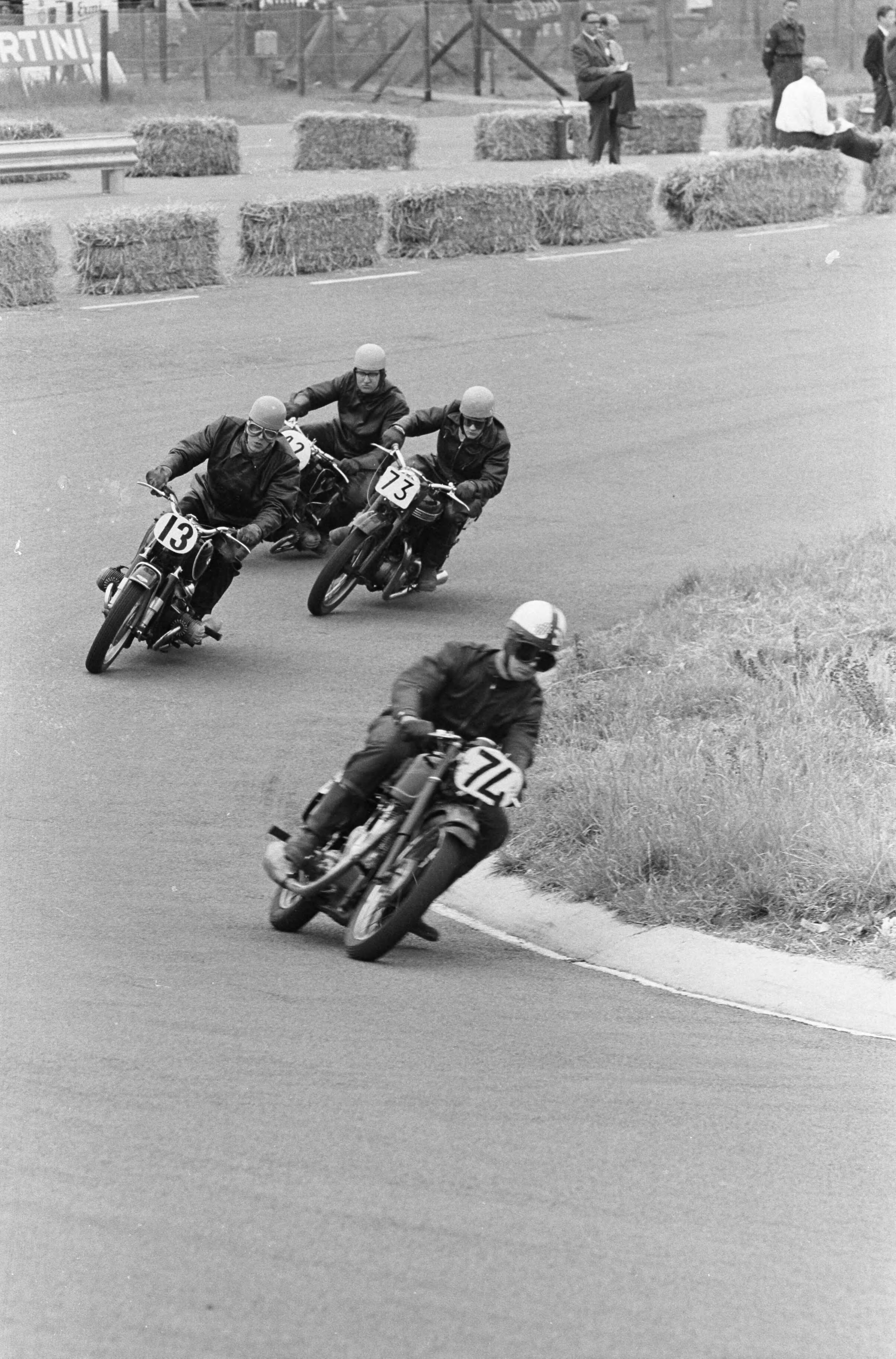 Fotocollectie Anefo — Nationale motor-races Zandvoort — Foto: Pot, Harry / Anefo. Licentie: Set B: Rechtenvrij / Publiek Domein. Bron: Nationaal Archief. http://hdl.handle.net/10648/aa1082f6-d0b4-102d-bcf8-003048976d84