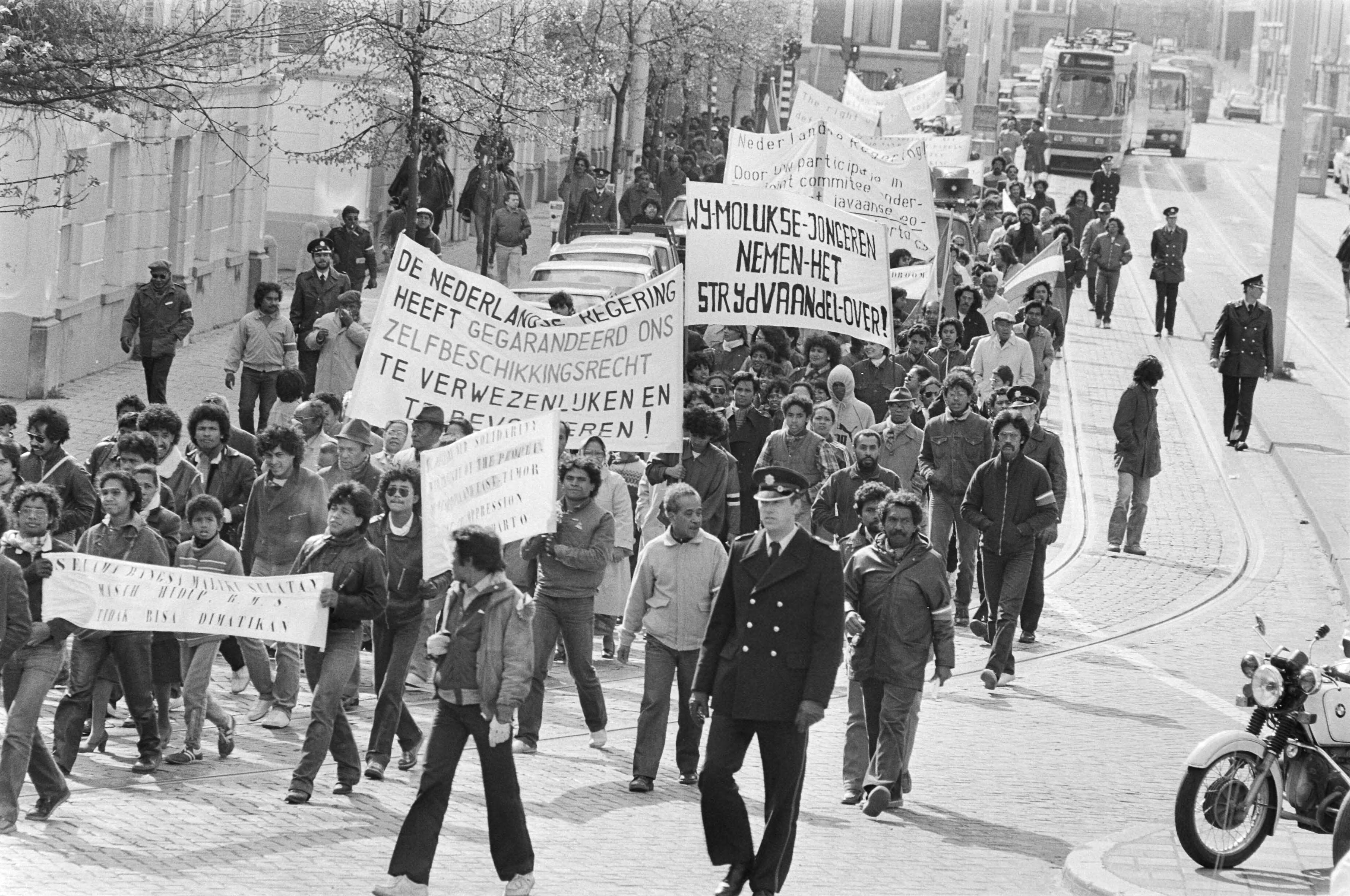 Fotocollectie Anefo — Demonstratie voor de herdenking van uitroepen van de Republiek der Zuid Molukken in Den Haag. De demonstratie langs verschillende ambassades — Foto: Bogaerts, Rob / Anefo. Licentie: Set B: Rechtenvrij / Publiek Domein. Bron: Nationaal Archief. http://hdl.handle.net/10648/ad15e054-d0b4-102d-bcf8-003048976d84
