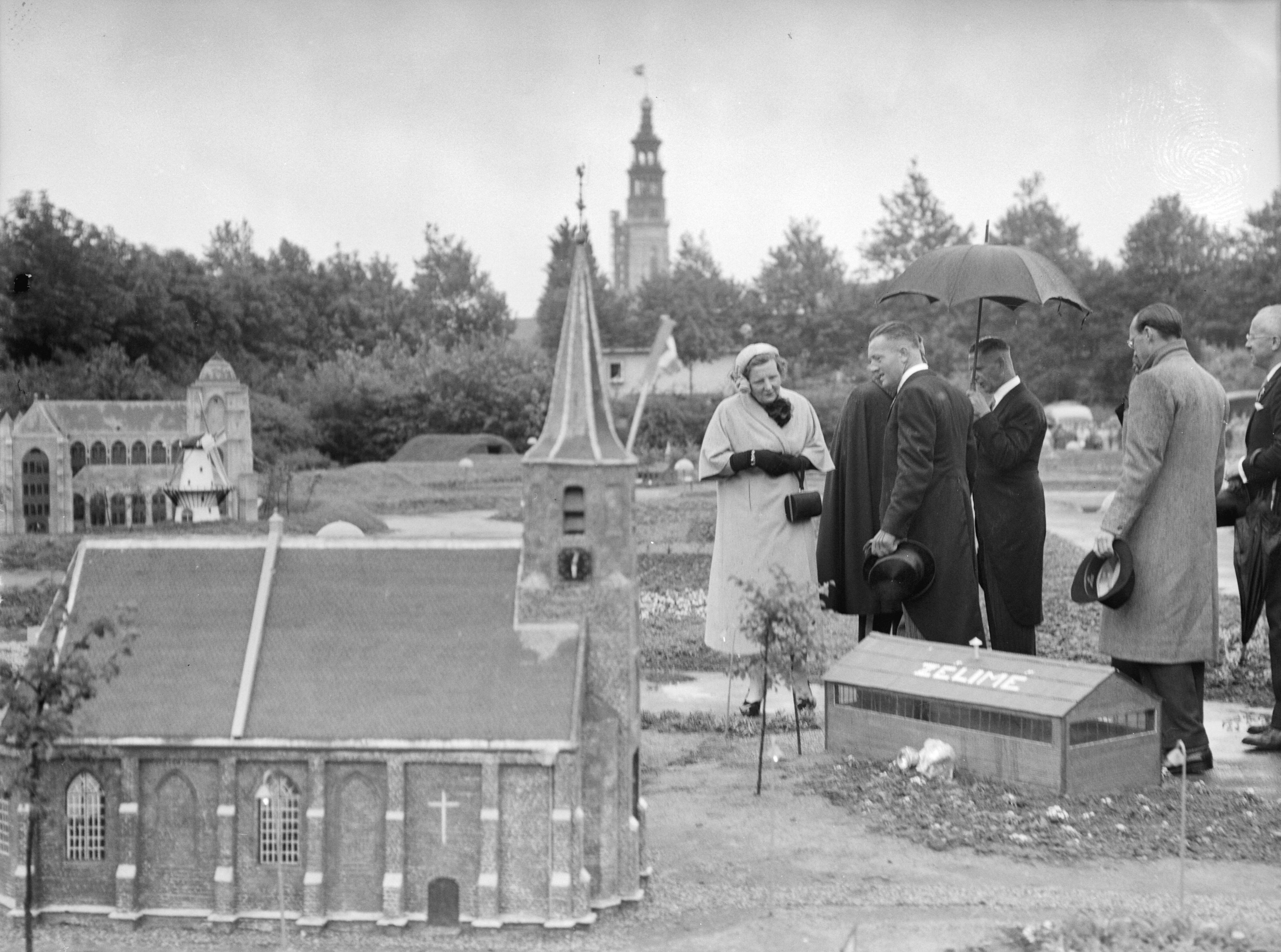 Koningin Juliana en prins Bernhard bezoeken Walcheren — Koningin Juliana en prins Bernhard bezoeken Miniatuur Walcheren te Middelburg — Foto: Bilsen, Joop van / Anefo. Licentie: Set B: Rechtenvrij / Publiek Domein. Bron: Nationaal Archief. http://hdl.handle.net/10648/a924609c-d0b4-102d-bcf8-003048976d84