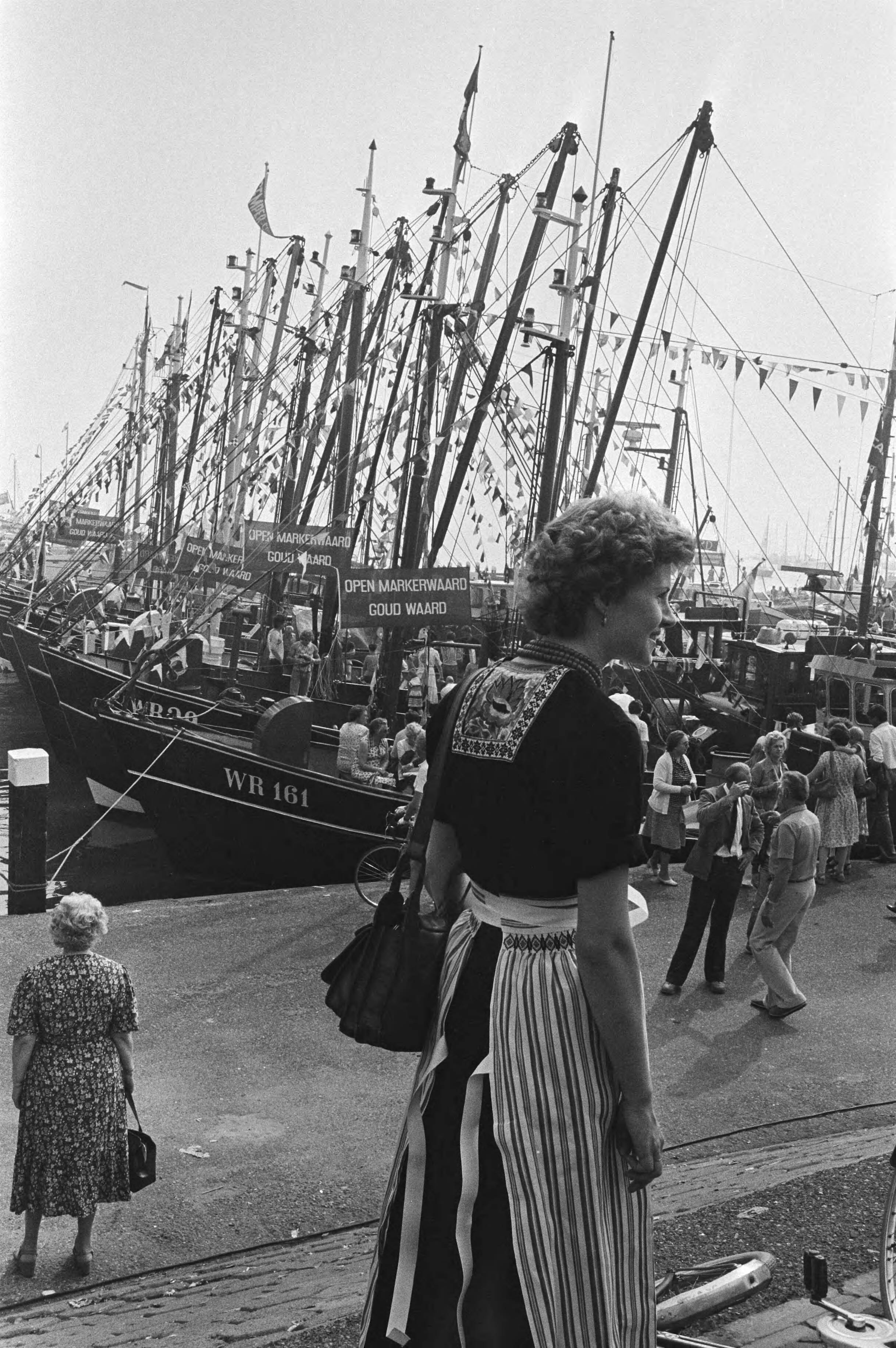 Manifestatie in Volendam van de Rand- en IJsselmeervissers voor het openhouden van de Markerwaard — Vissersvrouw in klederdracht — Foto: Bogaerts, Rob / Anefo. Licentie: Set B: Rechtenvrij / Publiek Domein. Bron: Nationaal Archief. http://hdl.handle.net/10648/acd07a3c-d0b4-102d-bcf8-003048976d84