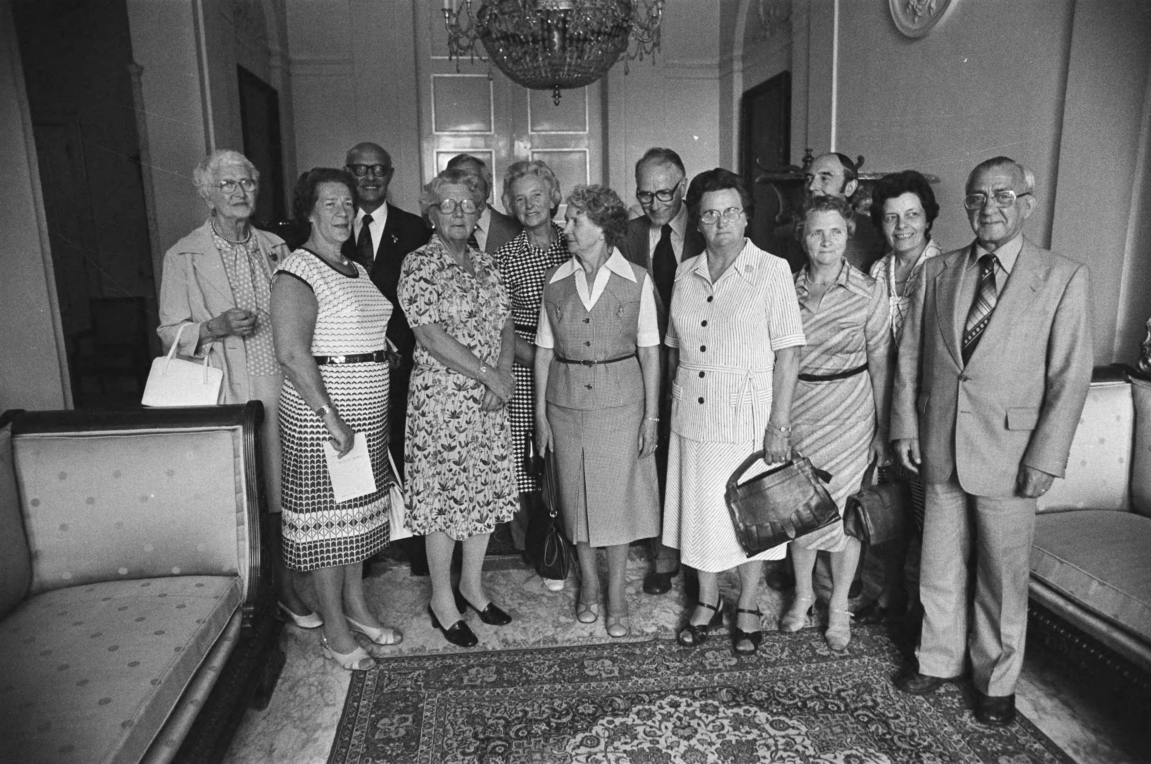 Fotocollectie Anefo — Koningin Juliana ontvangt reünie "Altijd Goed" op Soestdijk — Foto: Suyk, Koen / Anefo. Licentie: Set B: Rechtenvrij / Publiek Domein. Bron: Nationaal Archief. http://hdl.handle.net/10648/ac9df63e-d0b4-102d-bcf8-003048976d84