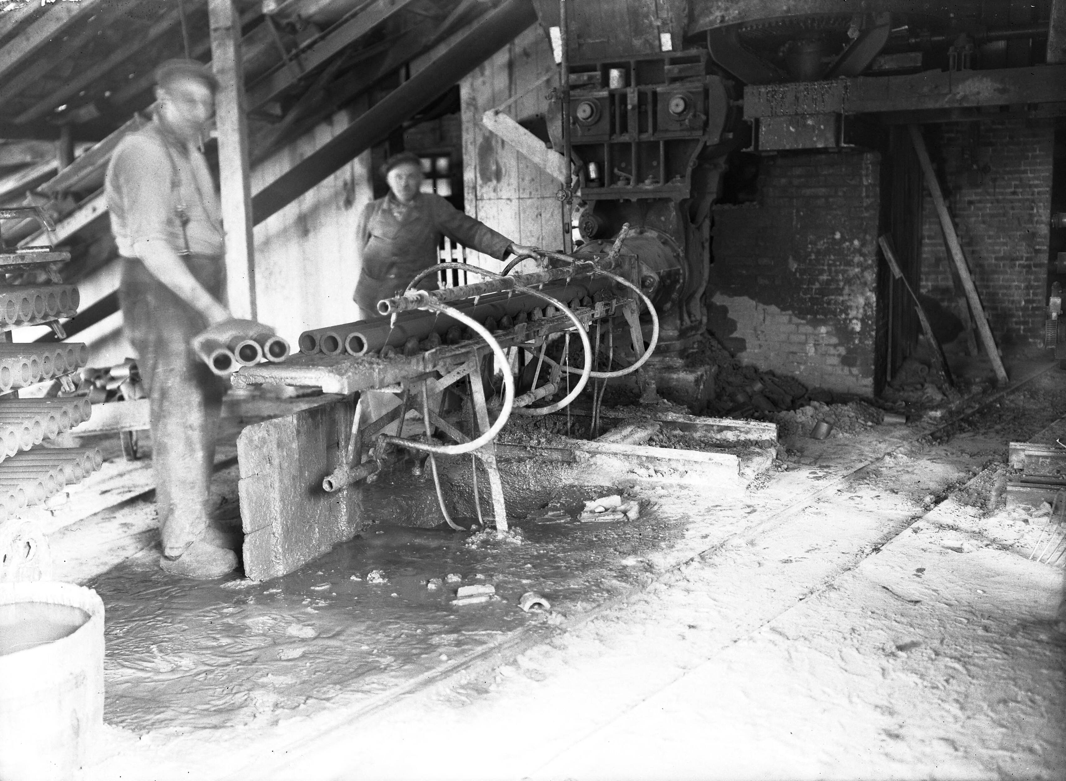 Fotocollectie Nederlandse Heidemaatschappij — Drainage in Friesland en Groningen. Fabricage van drainbuizen te Groningen — Foto: Eyssen, [...] / Heidemij. Licentie: Set B: Rechtenvrij / Publiek Domein. Bron: Nationaal Archief. http://hdl.handle.net/10648/ae6c1a18-d0b4-102d-bcf8-003048976d84