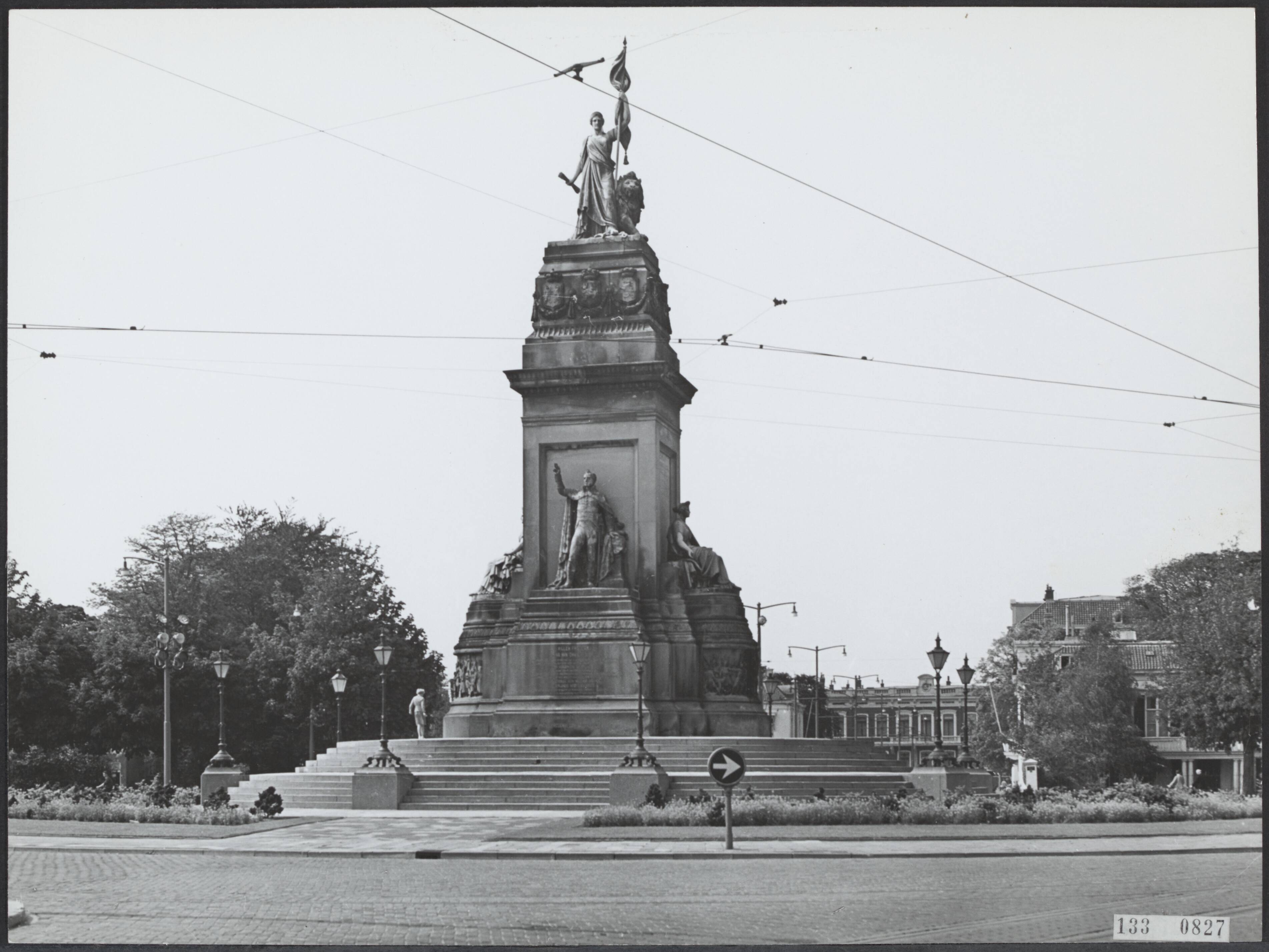 Fotocollectie Rijksvoorlichtingsdienst Eigen — Den Haag. Plein 1813: monument voor 50 jaar Nederlandse Onafhankelijkheid (1869) naar plannen van J. Ph. Koelman (sculptuur) en W.C. van der Waeyen Pieterszen (architectuur). Stadszijde met het standbeeld van koning Willem I — Foto: Fotodienst Gemeente Den Haag. Licentie: Set B: Rechtenvrij / Publiek Domein. Bron: Nationaal Archief. http://hdl.handle.net/10648/af5aa8ae-d0b4-102d-bcf8-003048976d84