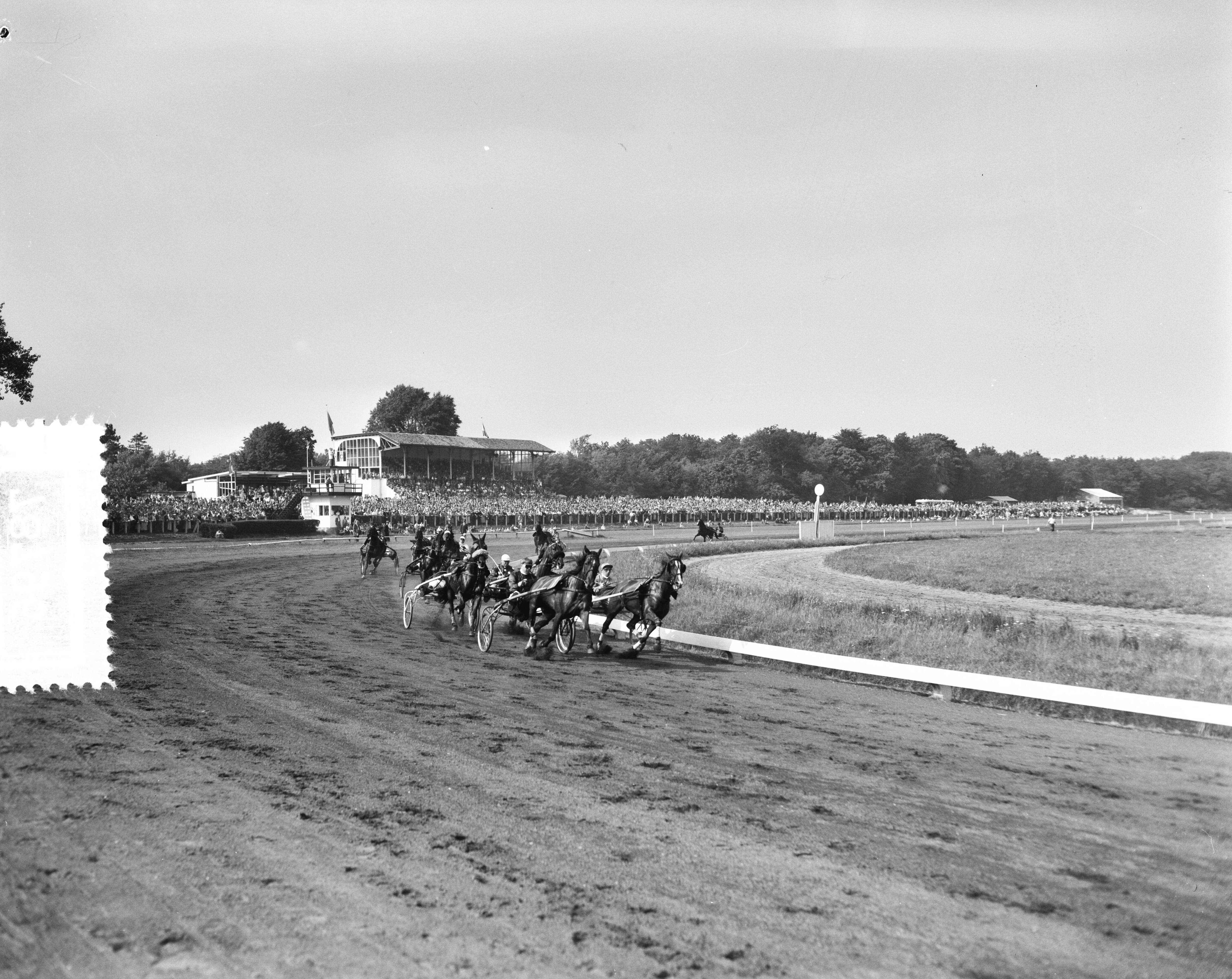 Fotocollectie Anefo — Grote prijs der Lage Landen op Duindigt — Foto: Behrens, Herbert F. / Anefo. Licentie: Set B: Rechtenvrij / Publiek Domein. Bron: Nationaal Archief. http://hdl.handle.net/10648/a94b6476-d0b4-102d-bcf8-003048976d84