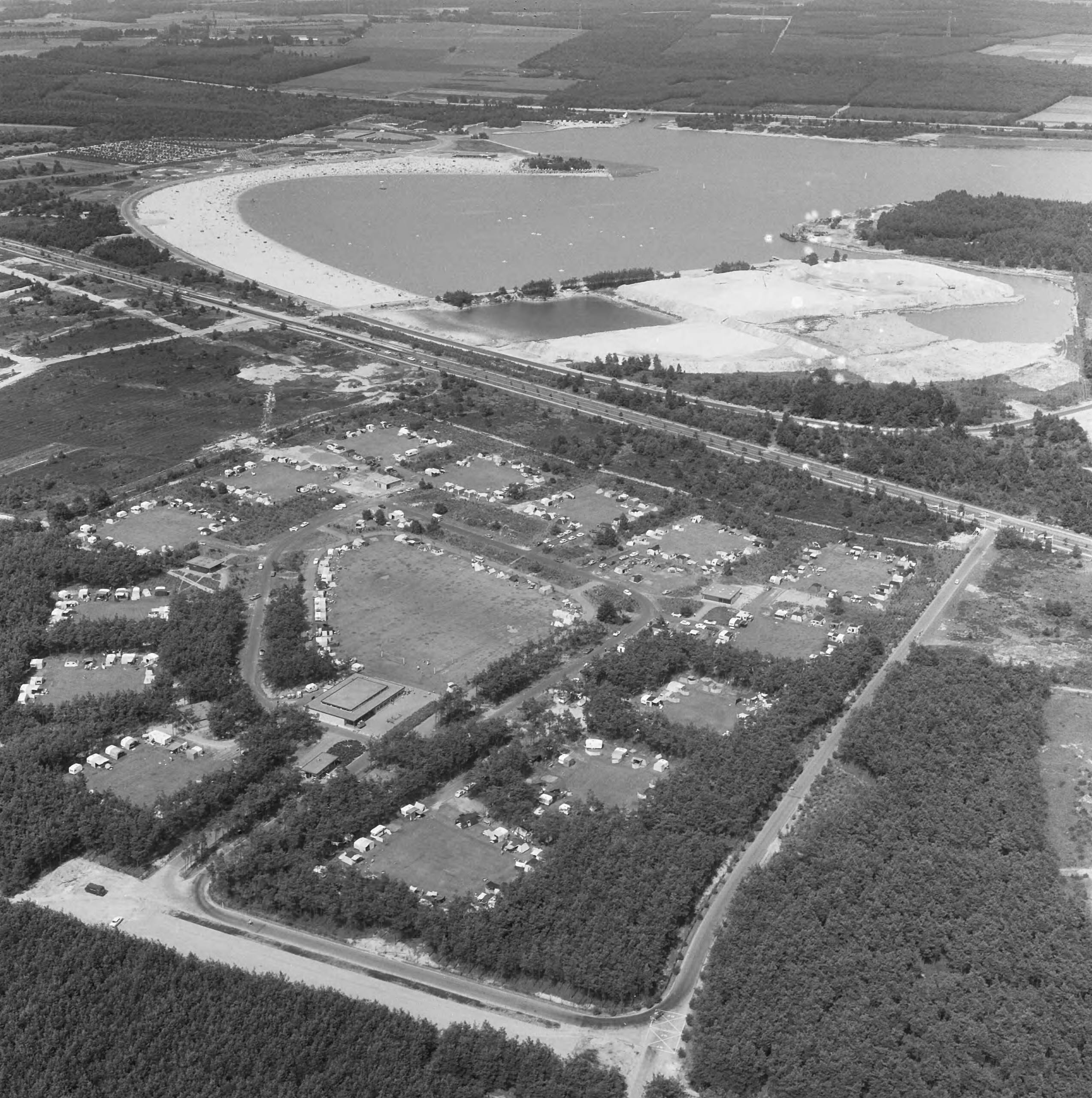 Fotocollectie Nederlandse Heidemaatschappij — Luchtopname. Recreatieplas Beekse Bergen met camping — Foto: Fotograaf Onbekend / Heidemij. Licentie: Set B: Rechtenvrij / Publiek Domein. Bron: Nationaal Archief. http://hdl.handle.net/10648/ae867660-d0b4-102d-bcf8-003048976d84