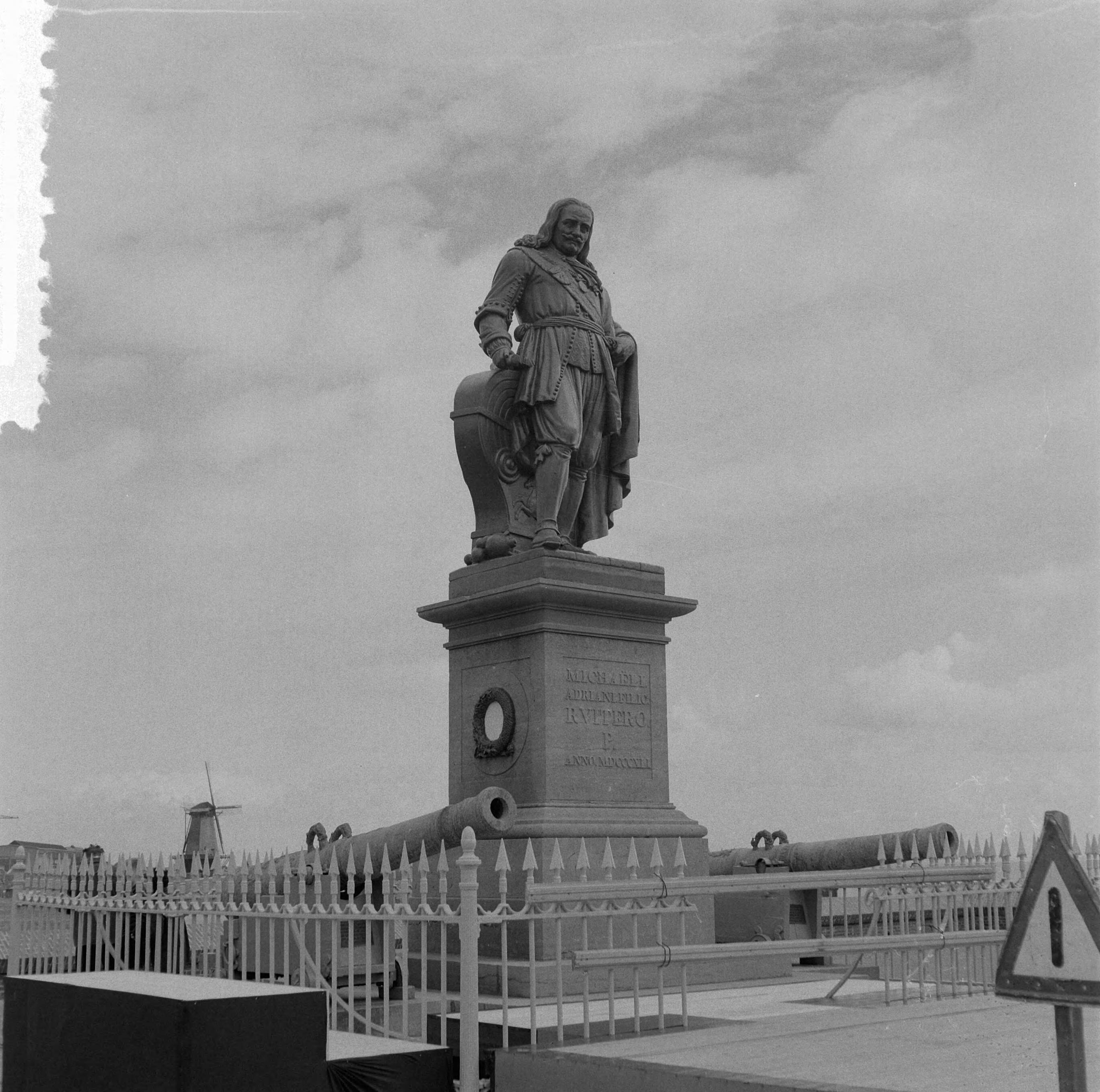 Fotocollectie Anefo — Standbeeld van Michiel de Ruyter in Vlissingen — Foto: Behrens, Herbert F. / Anefo. Licentie: Set B: Rechtenvrij / Publiek Domein. Bron: Nationaal Archief. http://hdl.handle.net/10648/a95b0d72-d0b4-102d-bcf8-003048976d84