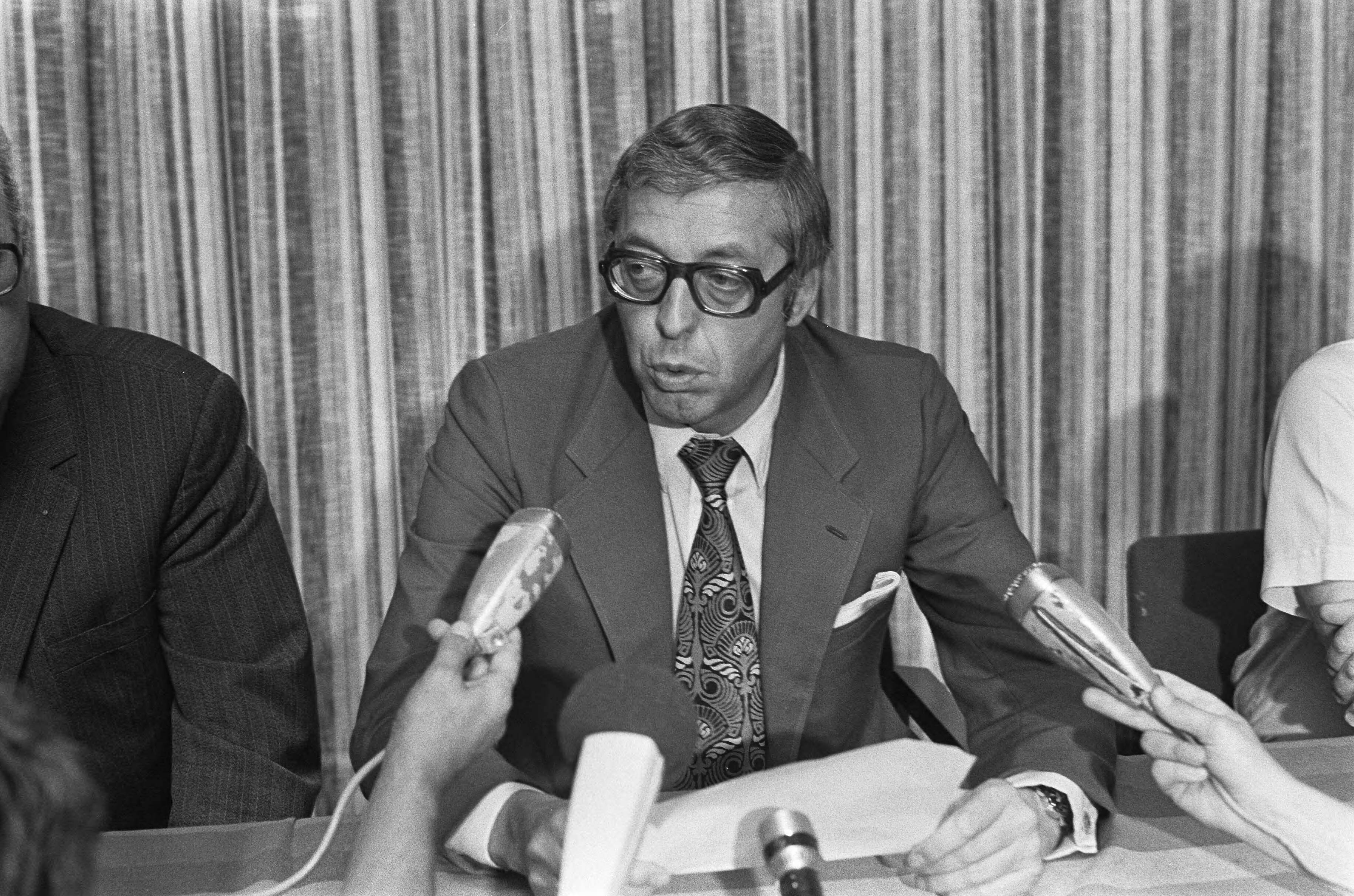 Bestuur sectie betaald voetbal KNVB vergadert in Zeist over vertrek Johan Cruyff naar Barcelona — Jacques Hogewoning tijdens persconferentie — Foto: Fotograaf Onbekend / Anefo. Licentie: Set B: Rechtenvrij / Publiek Domein. Bron: Nationaal Archief. http://hdl.handle.net/10648/ac3439e2-d0b4-102d-bcf8-003048976d84