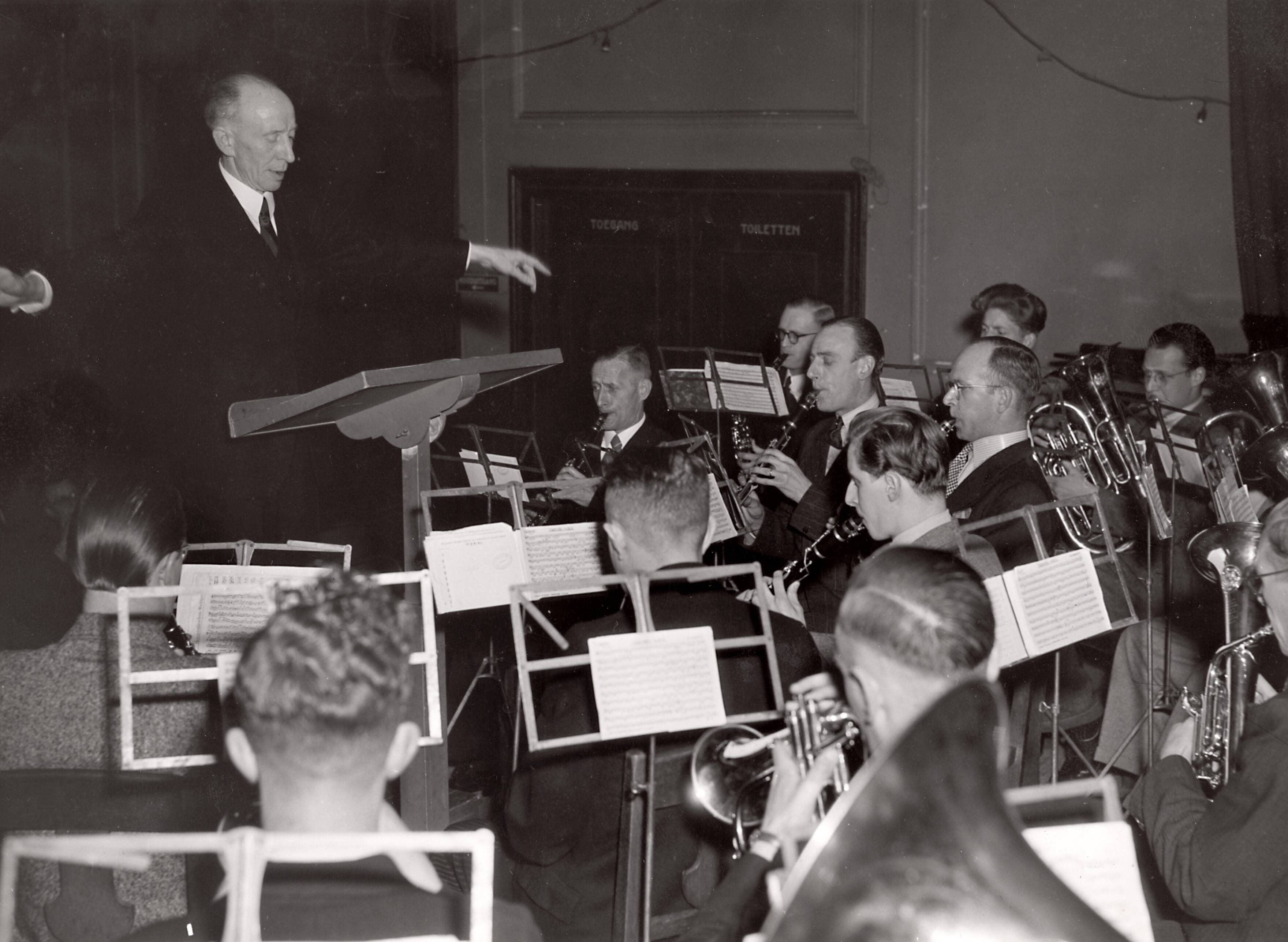Collectie nader te bepalen — [Harmonie "Amphion" van Drukkerij N.V. Spaarnestad] — Foto: Fotograaf Onbekend / Fotobureau onbekend / Spaarnestad Photo (05887). Licentie: Set B: Rechtenvrij / Publiek Domein. Bron: Nationaal Archief. http://hdl.handle.net/10648/35429da6-3c43-a382-e063-6df0900a6686