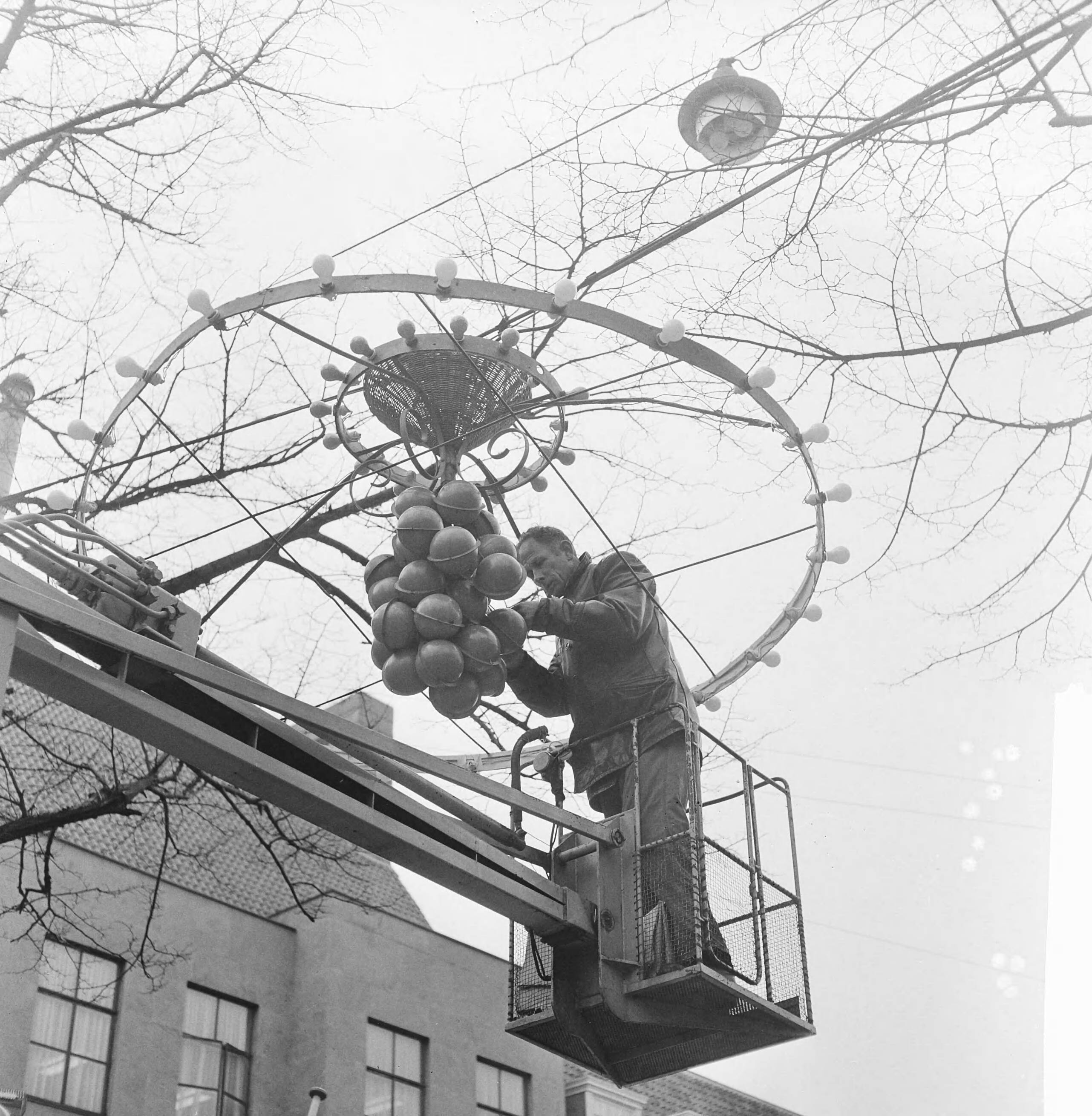 Fotocollectie Anefo — Den Haag maakt zich mooi — Foto: Kroon, Ron / Anefo. Licentie: Set B: Rechtenvrij / Publiek Domein. Bron: Nationaal Archief. http://hdl.handle.net/10648/aad9fe88-d0b4-102d-bcf8-003048976d84