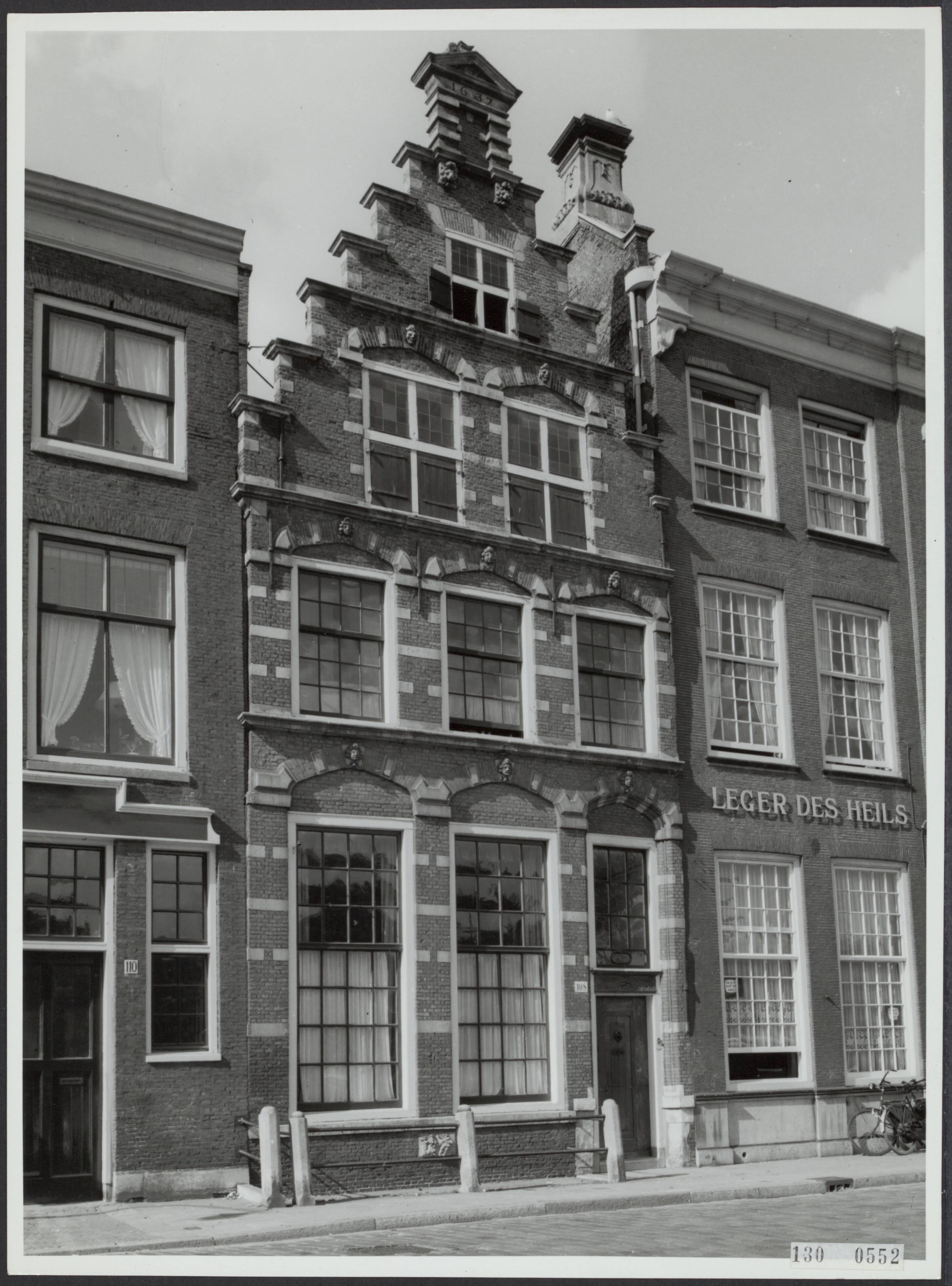 Fotocollectie Rijksvoorlichtingsdienst Eigen — Haarlem. Spaarne 108. Voorgevel — Foto: Rijksvoorlichtingsdienst (RVD). Licentie: Set B: Rechtenvrij / Publiek Domein. Bron: Nationaal Archief. http://hdl.handle.net/10648/af4b45bc-d0b4-102d-bcf8-003048976d84
