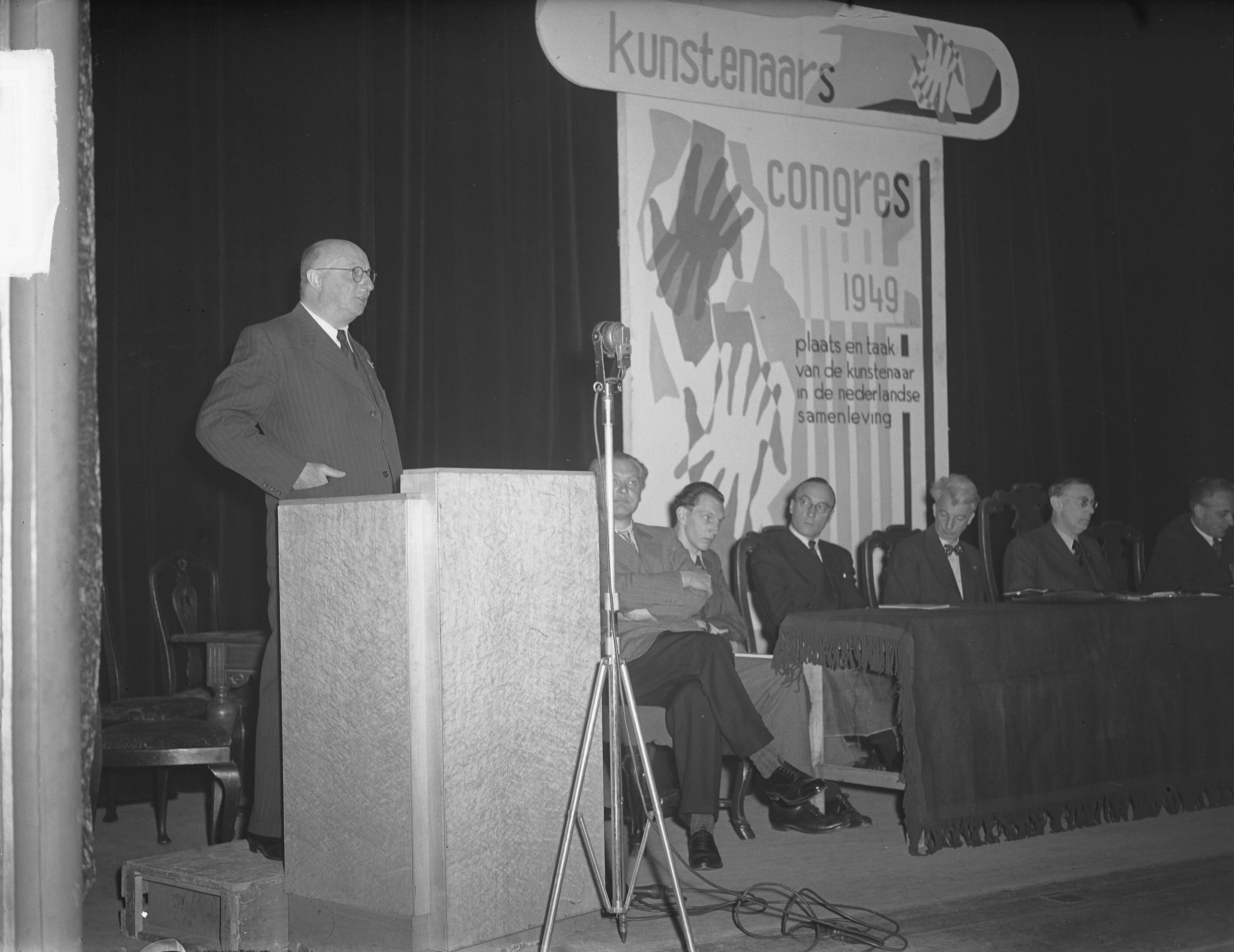 Fotocollectie Anefo — Kunstenaarscongres Den Haag — Foto: Winterbergen, Rolf / Anefo. Licentie: Set B: Rechtenvrij / Publiek Domein. Bron: Nationaal Archief. http://hdl.handle.net/10648/a8cf48aa-d0b4-102d-bcf8-003048976d84