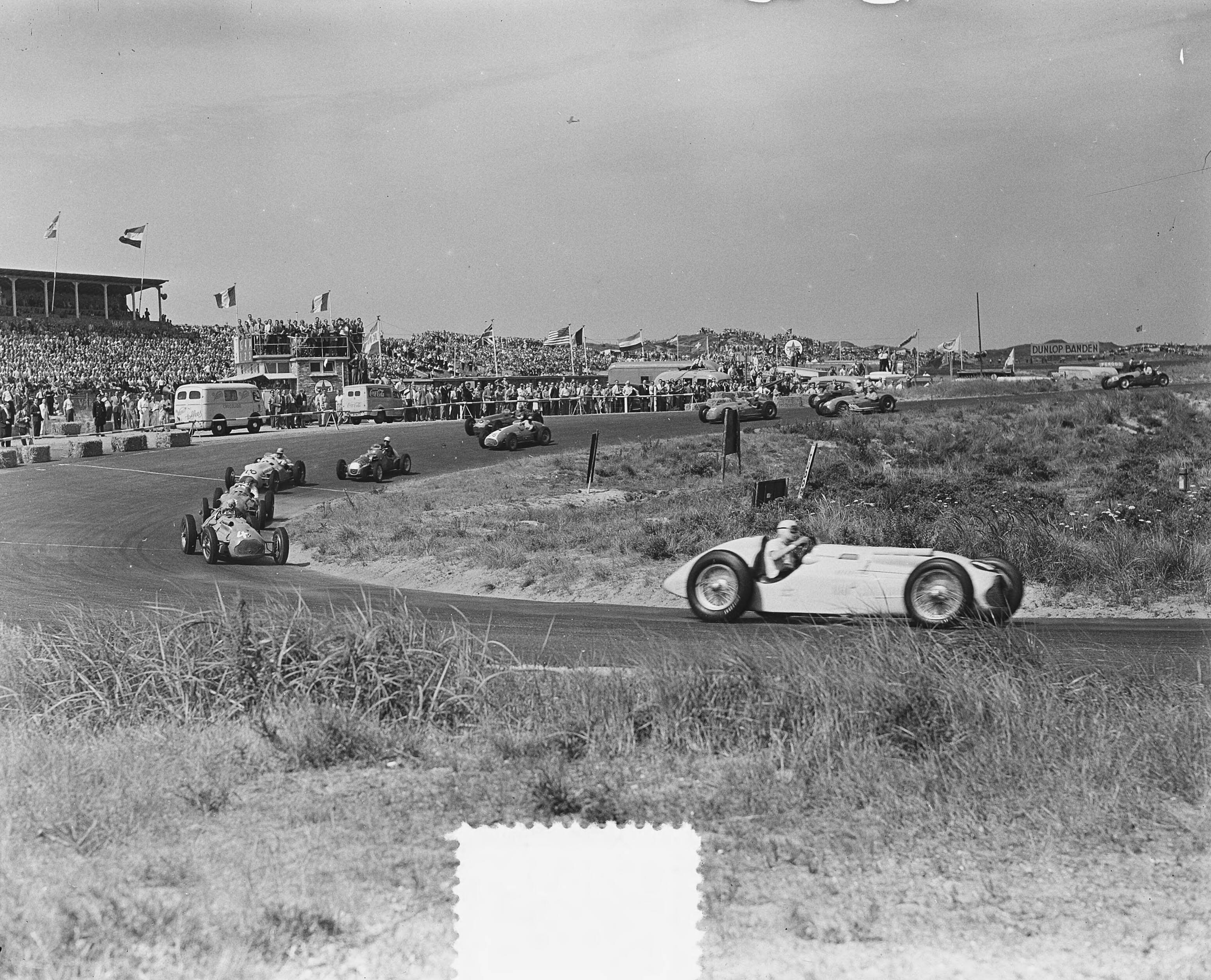 Grand Prix Zandvoort 1951 — Grand Prix van Zandvoort. Voorop de latere winnaar Louis Rosier (Fr.) met zijn Talbot — Foto: Bilsen, Joop van / Anefo. Licentie: Set B: Rechtenvrij / Publiek Domein. Bron: Nationaal Archief. http://hdl.handle.net/10648/a8ed8040-d0b4-102d-bcf8-003048976d84
