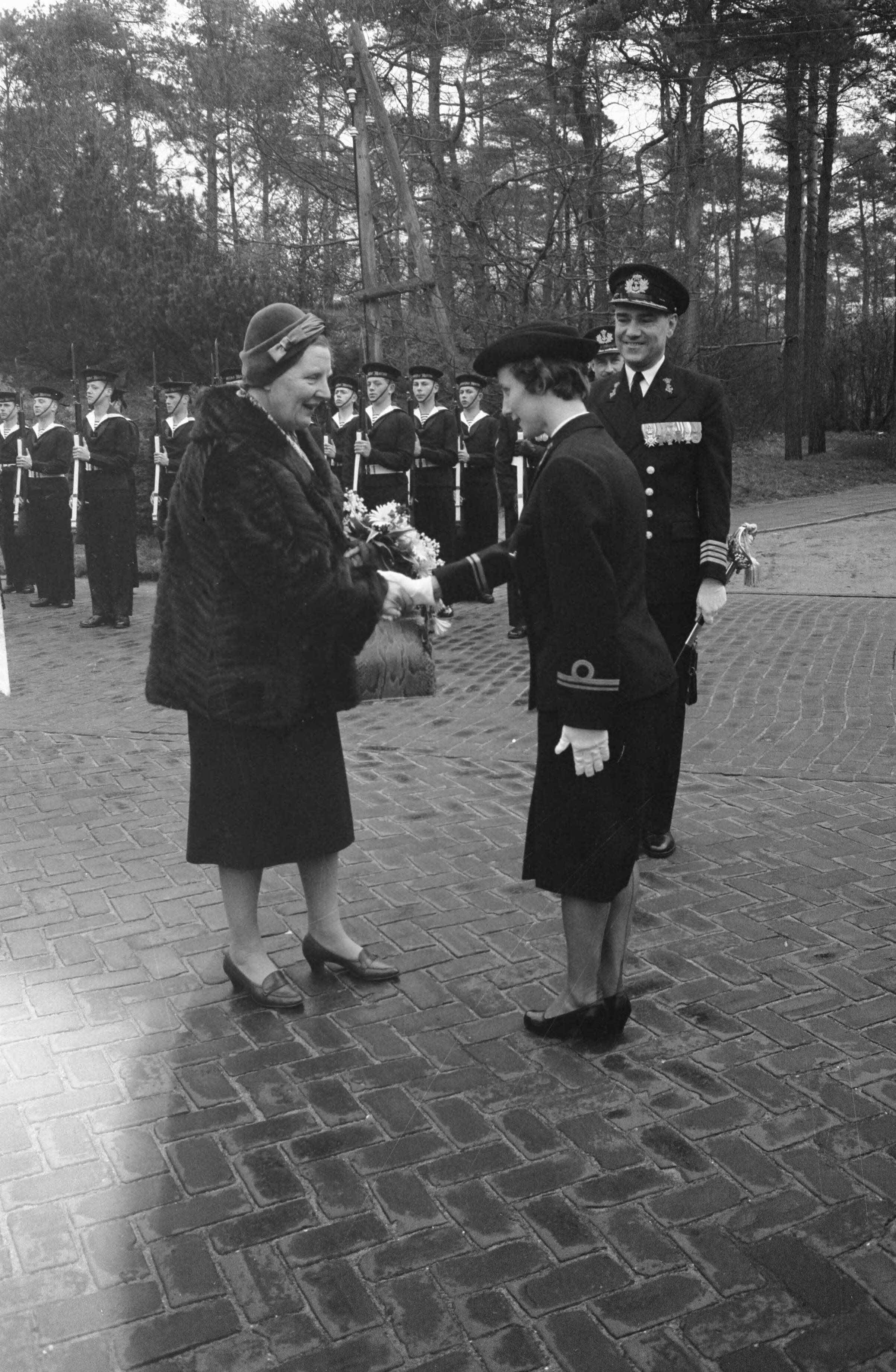 Fotocollectie Anefo — Koningin Juliana bezoekt marinekamp Loosdrecht. Zij krijgt bloemen aangereikt door de enige Marva-officier, M. Molenschoot — Foto: Pot, Harry / Anefo. Licentie: Set B: Rechtenvrij / Publiek Domein. Bron: Nationaal Archief. http://hdl.handle.net/10648/a9ce3590-d0b4-102d-bcf8-003048976d84