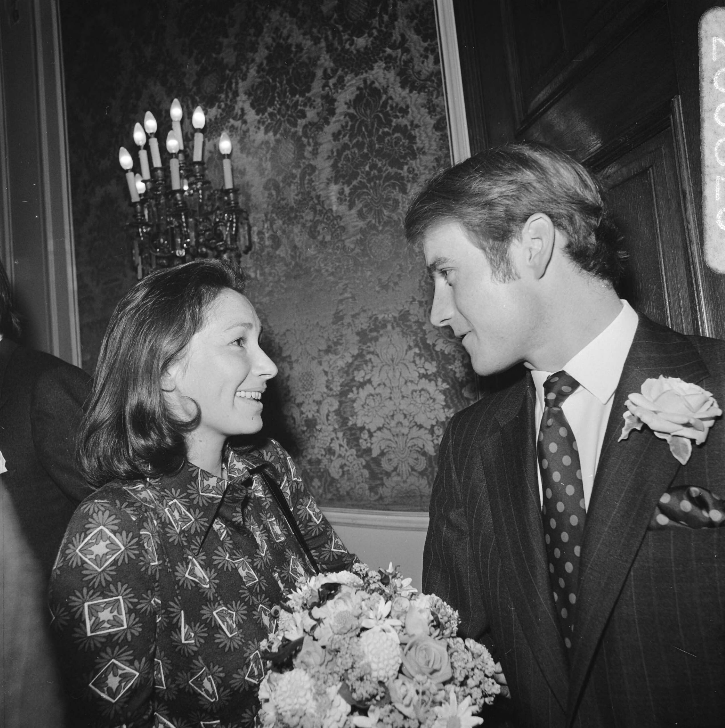 Fotocollectie Anefo — Rijkste man van Denemarken, Gorm Reventlow Girling trouwt in Den Haag met Elisabeth Vogel , Girling en Elisabeth Vogel — Foto: Mieremet, Rob / Anefo. Licentie: Set B: Rechtenvrij / Publiek Domein. Bron: Nationaal Archief. http://hdl.handle.net/10648/ac36e1b0-d0b4-102d-bcf8-003048976d84