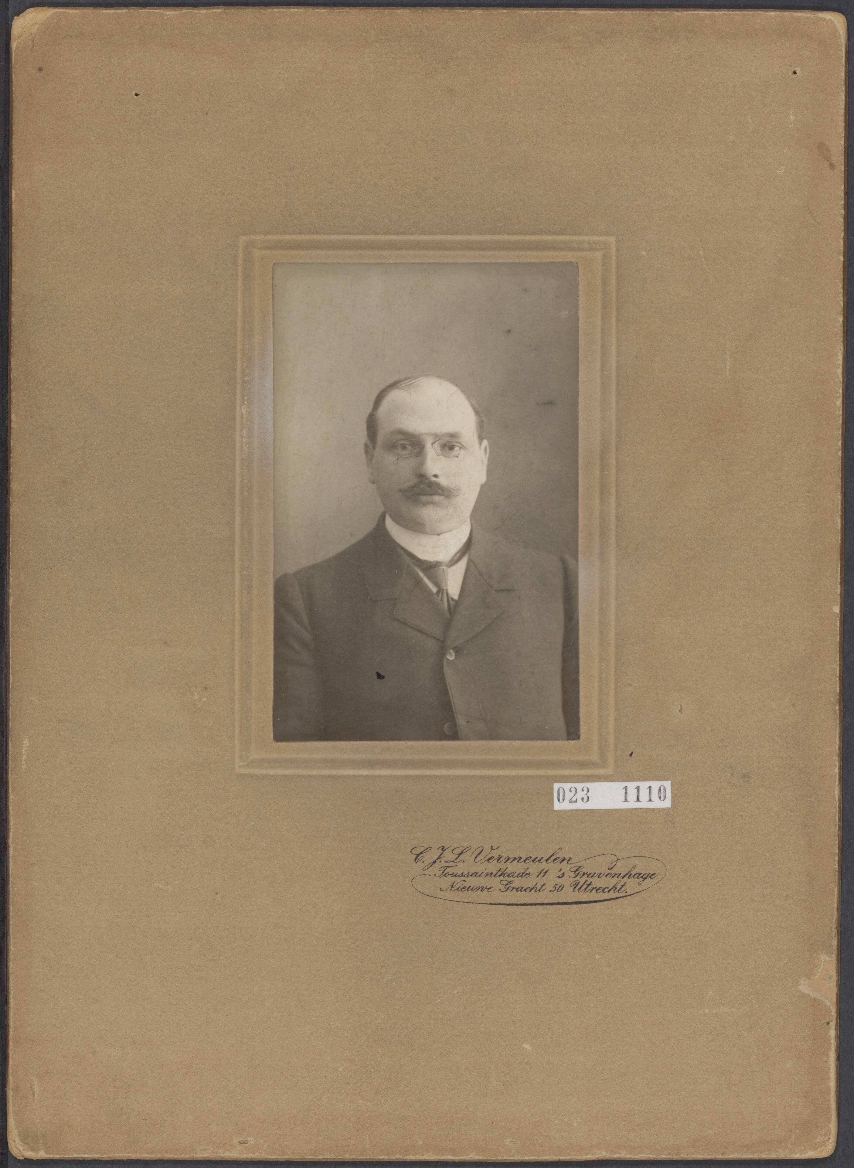 Fotocollectie Elsevier Binnenland — Willem Marie Catharinus Regt (op foto 41 jaar oud), onderwijzer aan de Openbare Lagere School te Oudshoorn, viert 25 jarig jubileum — Foto: Vermeulen, C.J.L.. Licentie: Set B: Rechtenvrij / Publiek Domein. Bron: Nationaal Archief. http://hdl.handle.net/10648/add60712-d0b4-102d-bcf8-003048976d84
