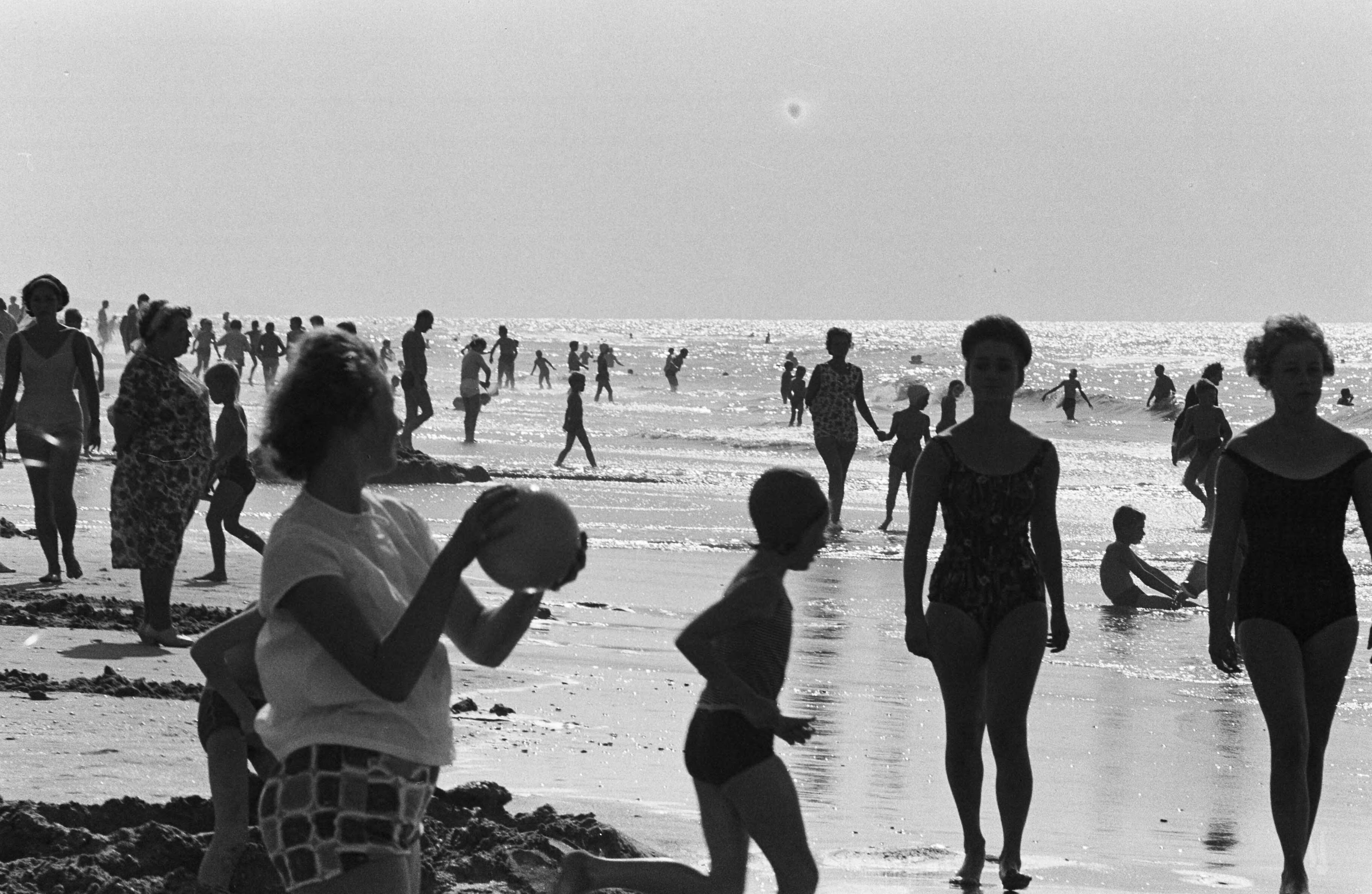 Fotocollectie Anefo — Prachtig nazomerweer. Drukte aan het Zandvoortse strand — Foto: Pot, Harry / Anefo. Licentie: Set B: Rechtenvrij / Publiek Domein. Bron: Nationaal Archief. http://hdl.handle.net/10648/aa457ef2-d0b4-102d-bcf8-003048976d84