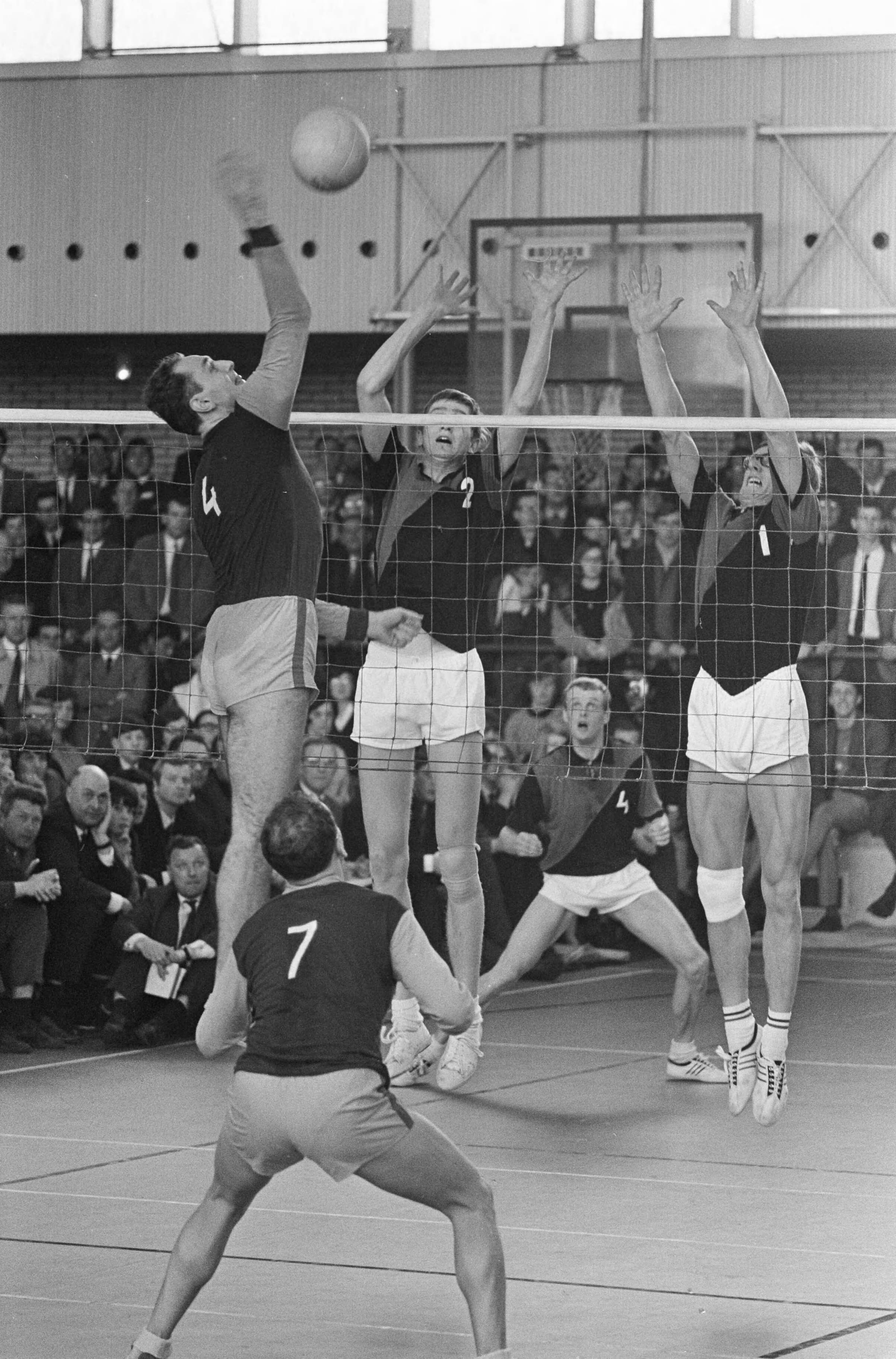 Fotocollectie Anefo — Volleybal Blokkeer tegen Dukla, spelmomenten — Foto: Kroon, Ron / Anefo. Licentie: Set B: Rechtenvrij / Publiek Domein. Bron: Nationaal Archief. http://hdl.handle.net/10648/aae10b56-d0b4-102d-bcf8-003048976d84