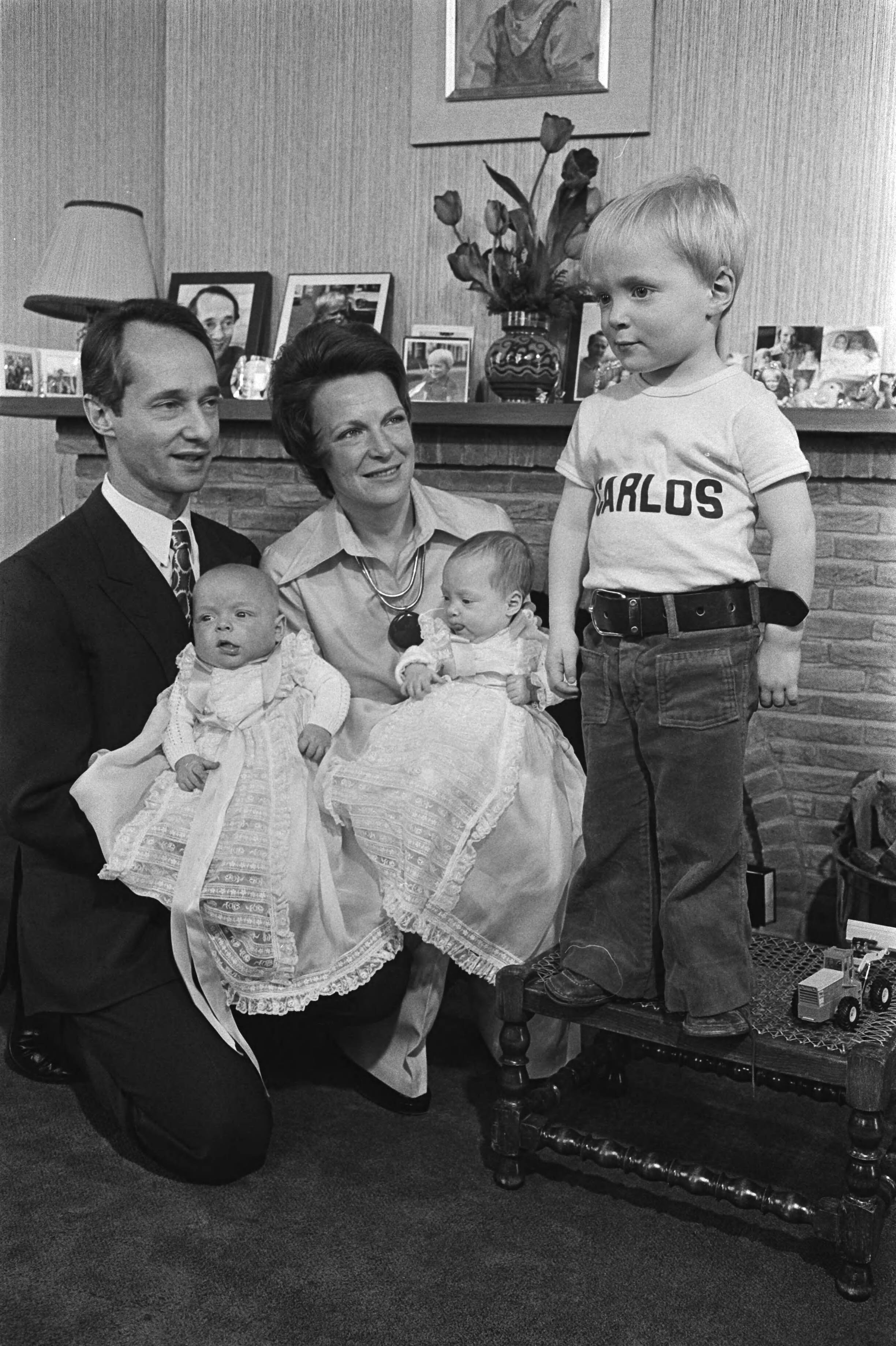 Prinses Irene, Carlos Hugo en de tweeling op paleis Soestdijk — Baarn|koninklijk huis |prinsessen |prinsen |kinderen |groepsportretten|Carlos Hugo, prins van Bourbon van Parma |Carlos, prins |Irene, prinses |Jaime Bernardo, prins van Bourbon van Parma |Margarita, prinses|Utrecht — Foto: Herschel, Jaap / Anefo. Licentie: Set B: Rechtenvrij / Publiek Domein. Bron: Nationaal Archief. http://hdl.handle.net/10648/ac96b8ba-d0b4-102d-bcf8-003048976d84