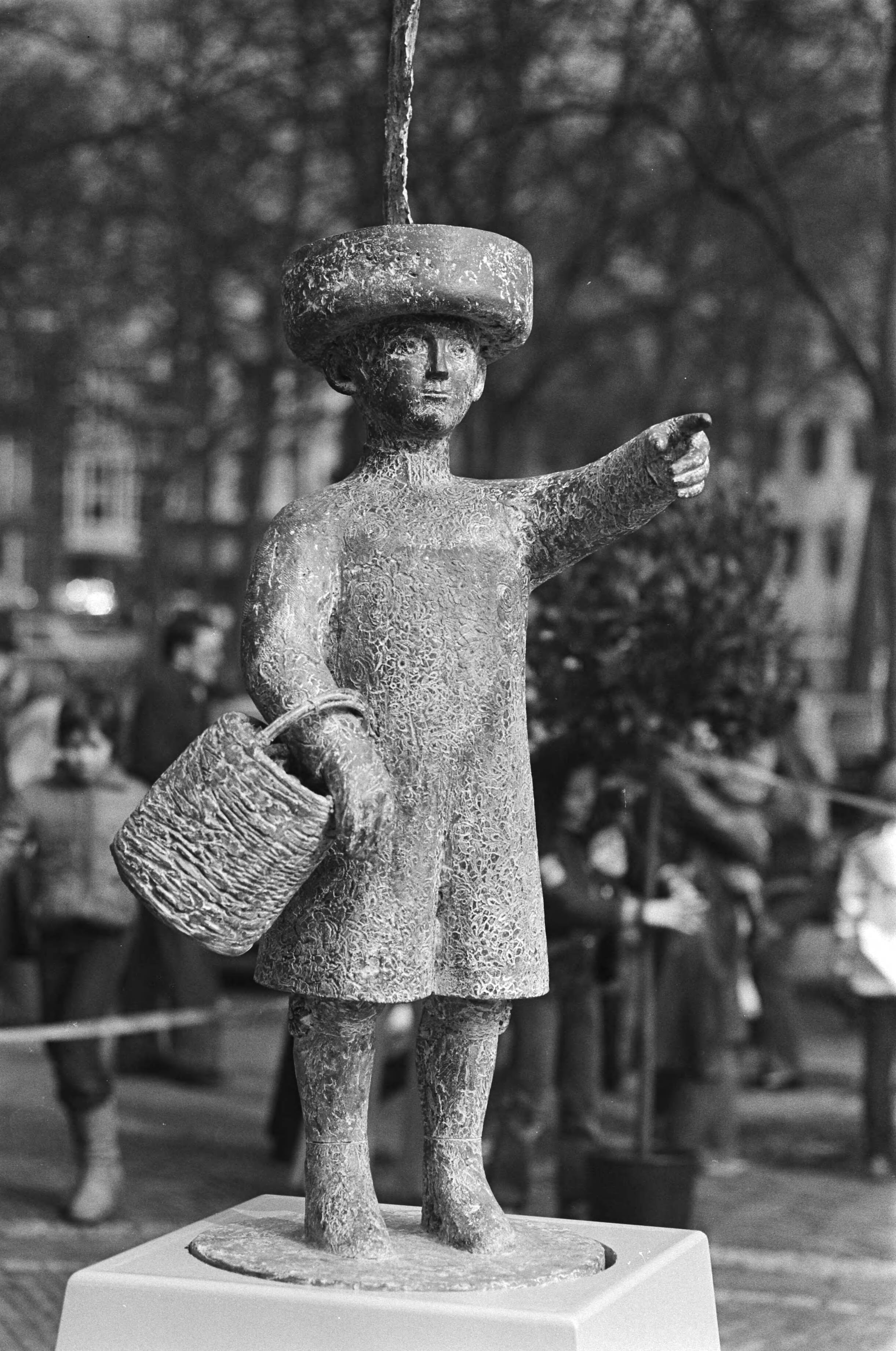 Fotocollectie Anefo — Beeldje "Haagse Jantje" op de Lange Voorhout in Den Haag — Foto: Suyk, Koen / Anefo. Licentie: Set B: Rechtenvrij / Publiek Domein. Bron: Nationaal Archief. http://hdl.handle.net/10648/acdcb09a-d0b4-102d-bcf8-003048976d84