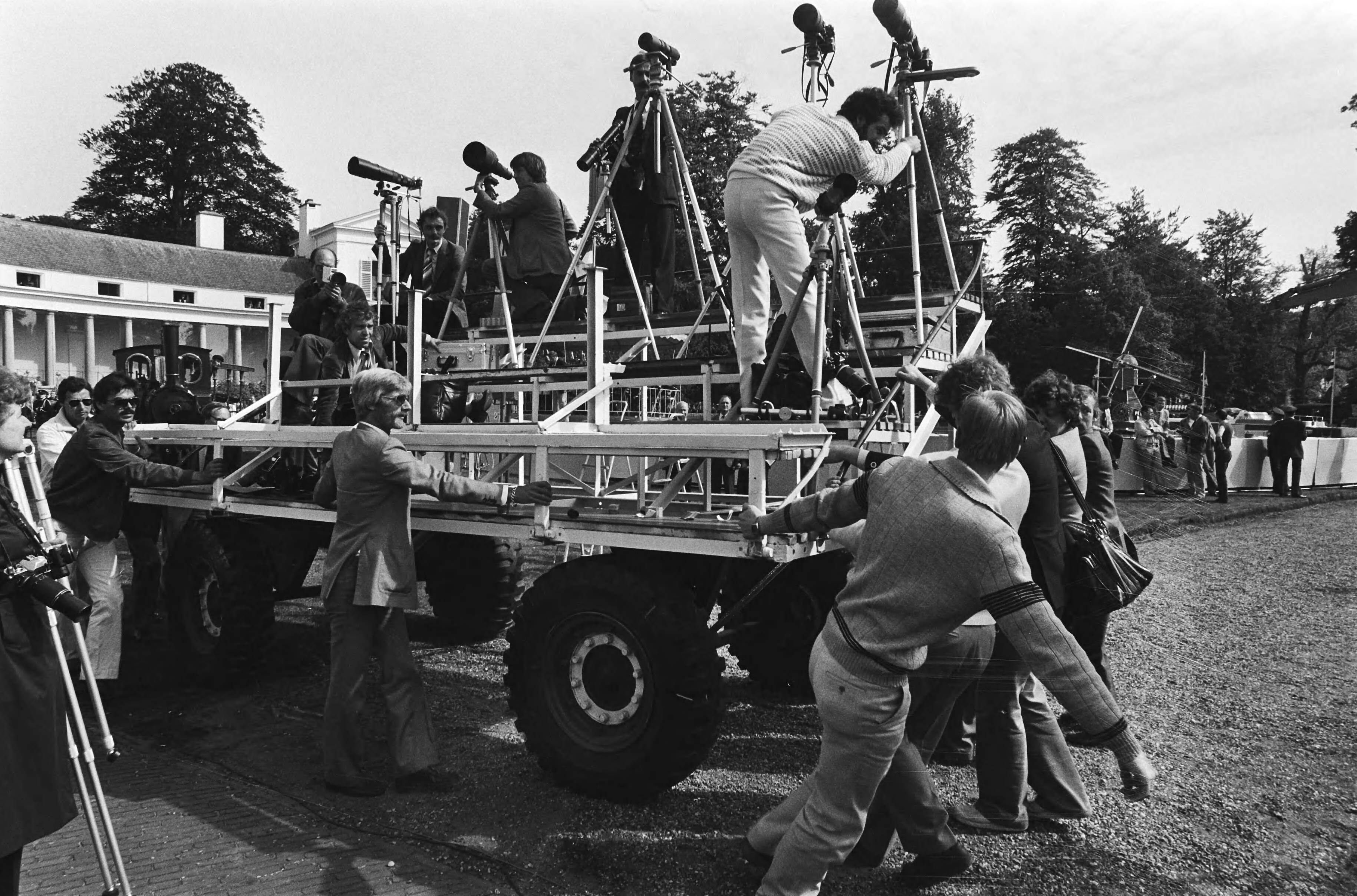 Koninginnedag 1980 — Laatste defilé op paleis Soestdijk; fotografentribune wordt verreden — Foto: Croes, Rob C. / Anefo. Licentie: Set B: Rechtenvrij / Publiek Domein. Bron: Nationaal Archief. http://hdl.handle.net/10648/ace19b28-d0b4-102d-bcf8-003048976d84