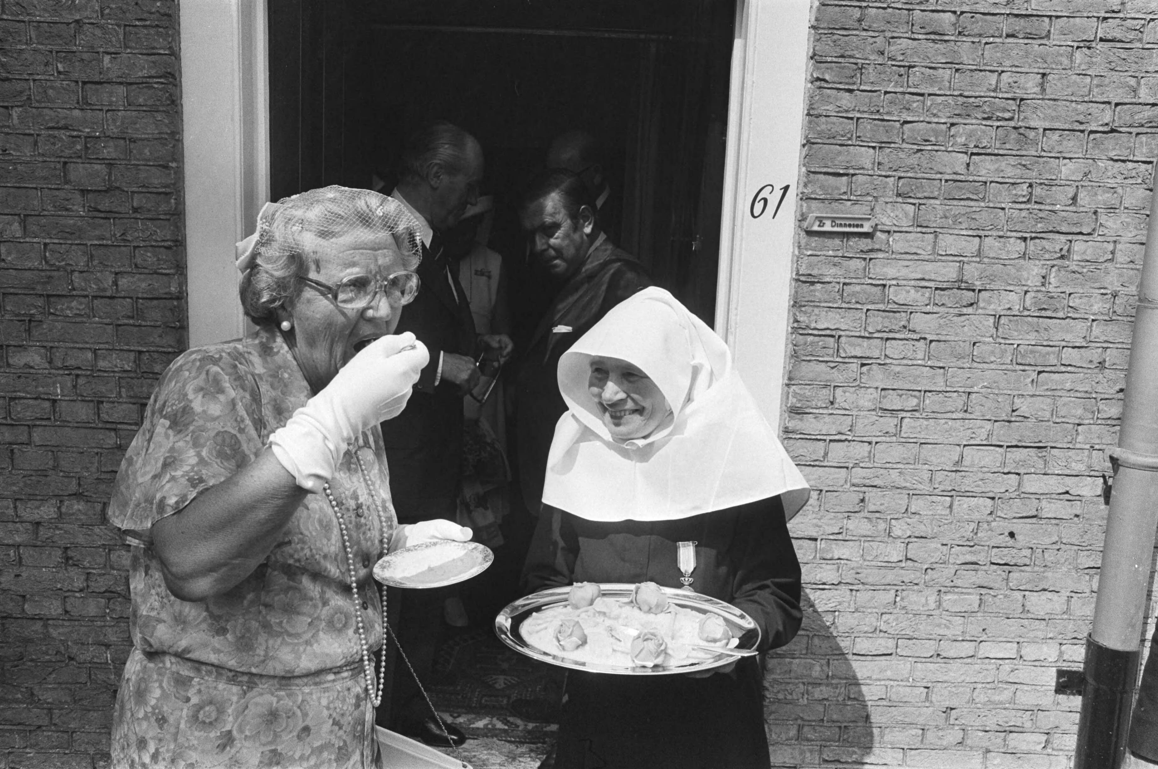 Fotocollectie Anefo — koningin Juliana bezoekt West-Brabant, koningin Juliana krijgt "Begijnenrijst" van Begijntje in Breda — Foto: Verhoeff, Bert / Anefo. Licentie: Set B: Rechtenvrij / Publiek Domein. Bron: Nationaal Archief. http://hdl.handle.net/10648/ac870e38-d0b4-102d-bcf8-003048976d84