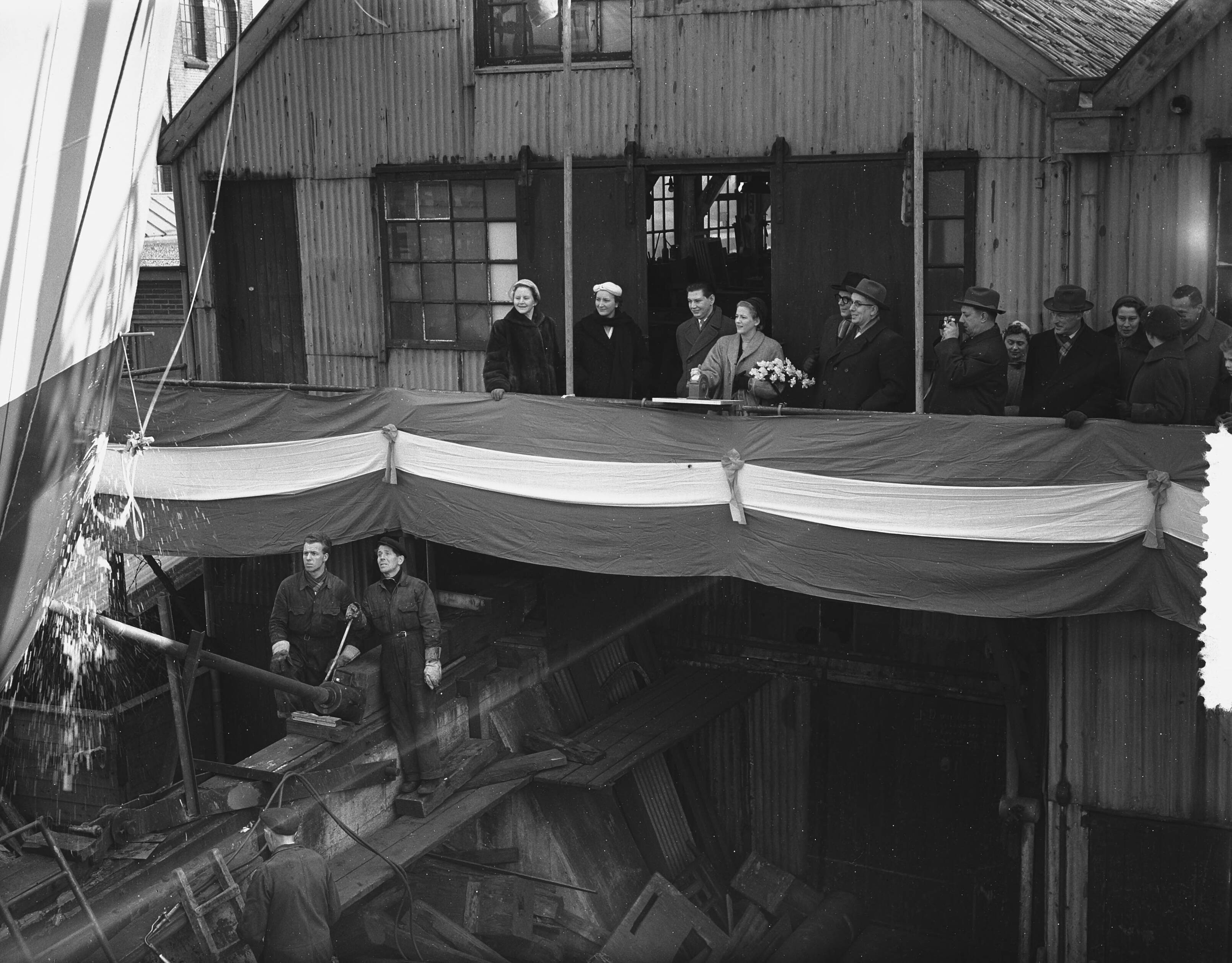 Tewaterlating van het m.s. "Ulla Danielsen" bij de Zaanlandse Scheepsbouw Maatschappij — Foto: Bilsen, Joop van / Anefo. — Licentie: Set B: Rechtenvrij / Publiek Domein. Bron: Nationaal Archief. http://hdl.handle.net/10648/a944515e-d0b4-102d-bcf8-003048976d84