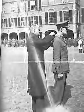 Fotocollectie Anefo — Decoratie Britse officieren op het Binnenhof te Den Haag — Foto: Friezer, Joep / Anefo. Licentie: Set B: Rechtenvrij / Publiek Domein. Bron: Nationaal Archief. http://hdl.handle.net/10648/a89cf4ea-d0b4-102d-bcf8-003048976d84