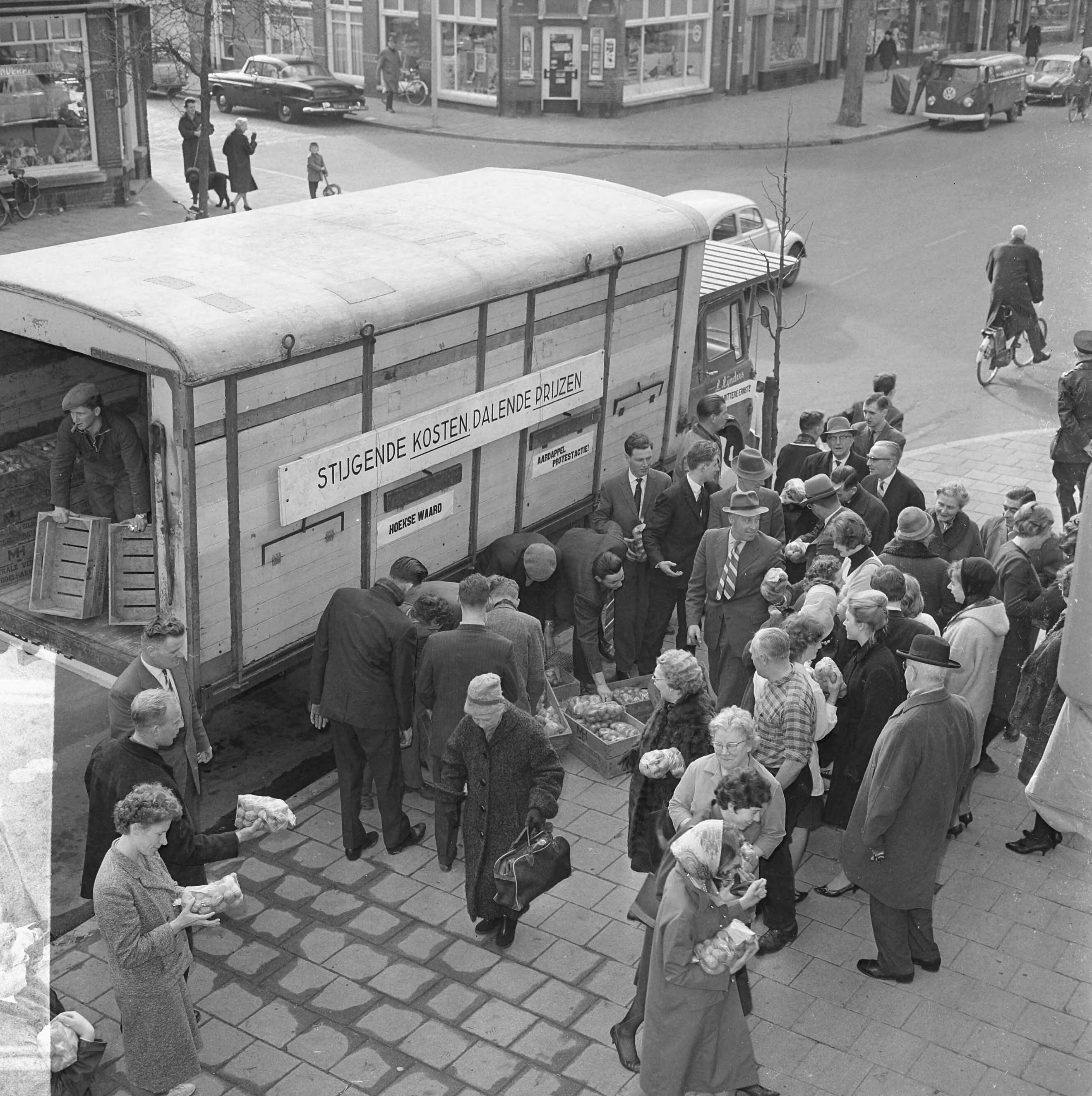 Fotocollectie Anefo — Boeren geven aardappelen weg aan huisvrouwen te Den Haag als protest — Foto: Koch, Eric / Anefo. Licentie: Set B: Rechtenvrij / Publiek Domein. Bron: Nationaal Archief. http://hdl.handle.net/10648/aa5c0e7e-d0b4-102d-bcf8-003048976d84