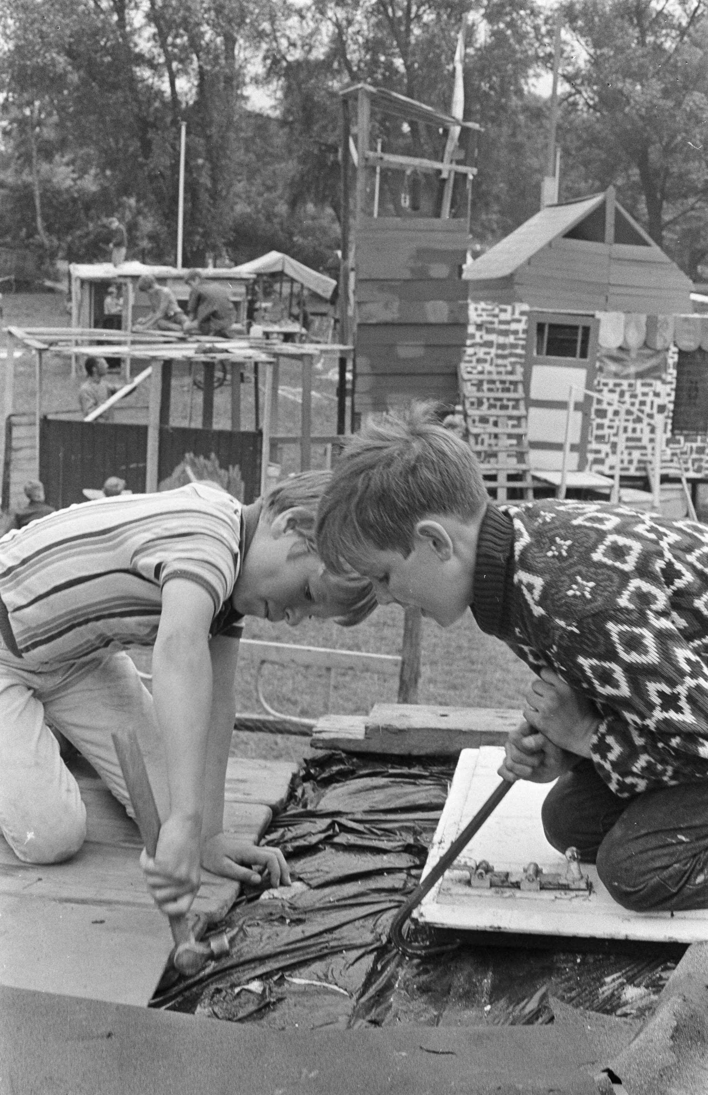 Fotocollectie Anefo — Jeugd Den Haag bouwt Olympisch Dorp. De nachtclub van Olympisch Dorp — Foto: Kroon, Ron / Anefo. Licentie: Set B: Rechtenvrij / Publiek Domein. Bron: Nationaal Archief. http://hdl.handle.net/10648/ab46b1a4-d0b4-102d-bcf8-003048976d84