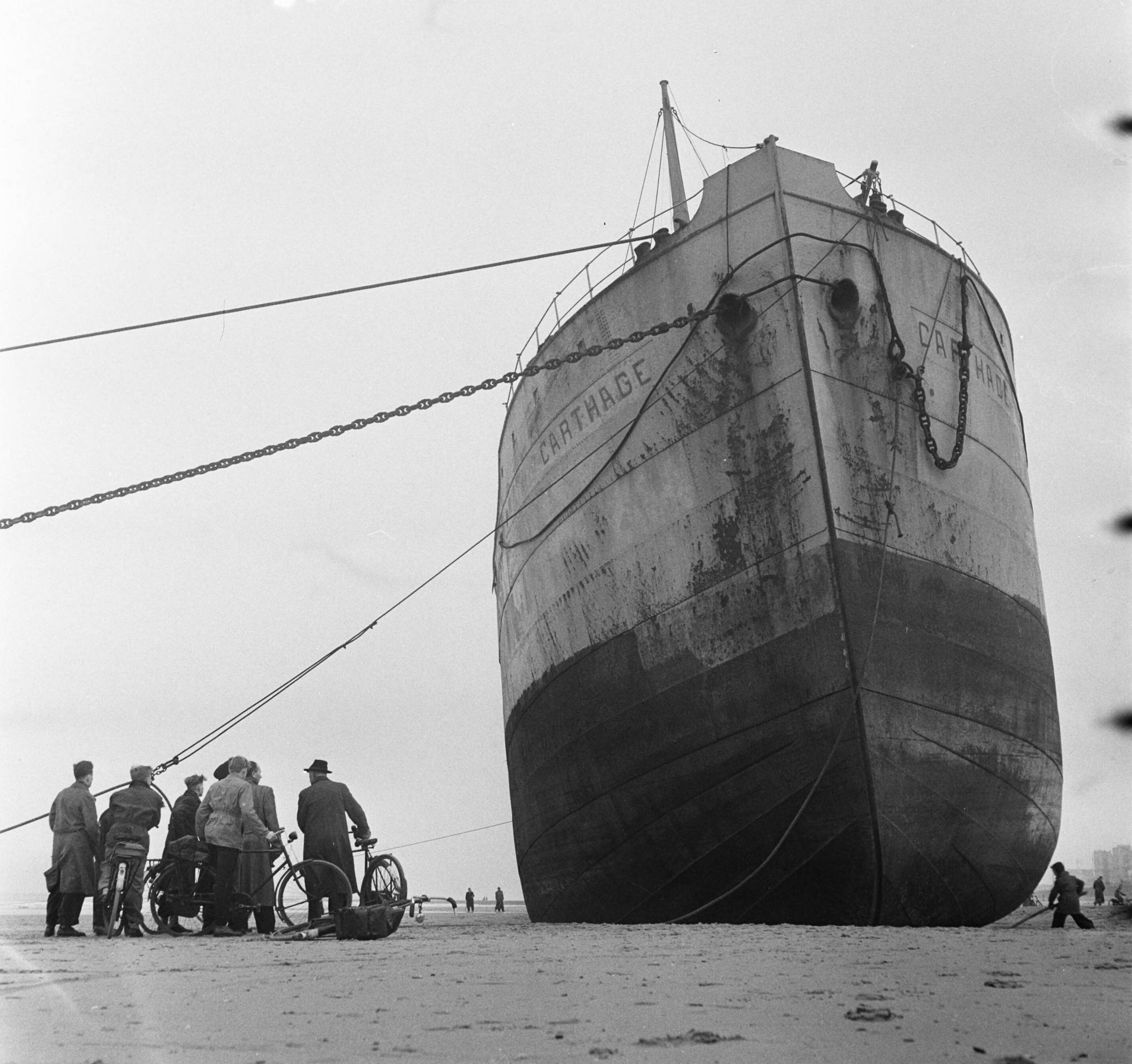 Fotocollectie Anefo — Tunesisch vrachtschip "Carthage" op Scheveningse strand — Foto: Pot, Harry / Anefo. Licentie: Set B: Rechtenvrij / Publiek Domein. Bron: Nationaal Archief. http://hdl.handle.net/10648/a906f822-d0b4-102d-bcf8-003048976d84