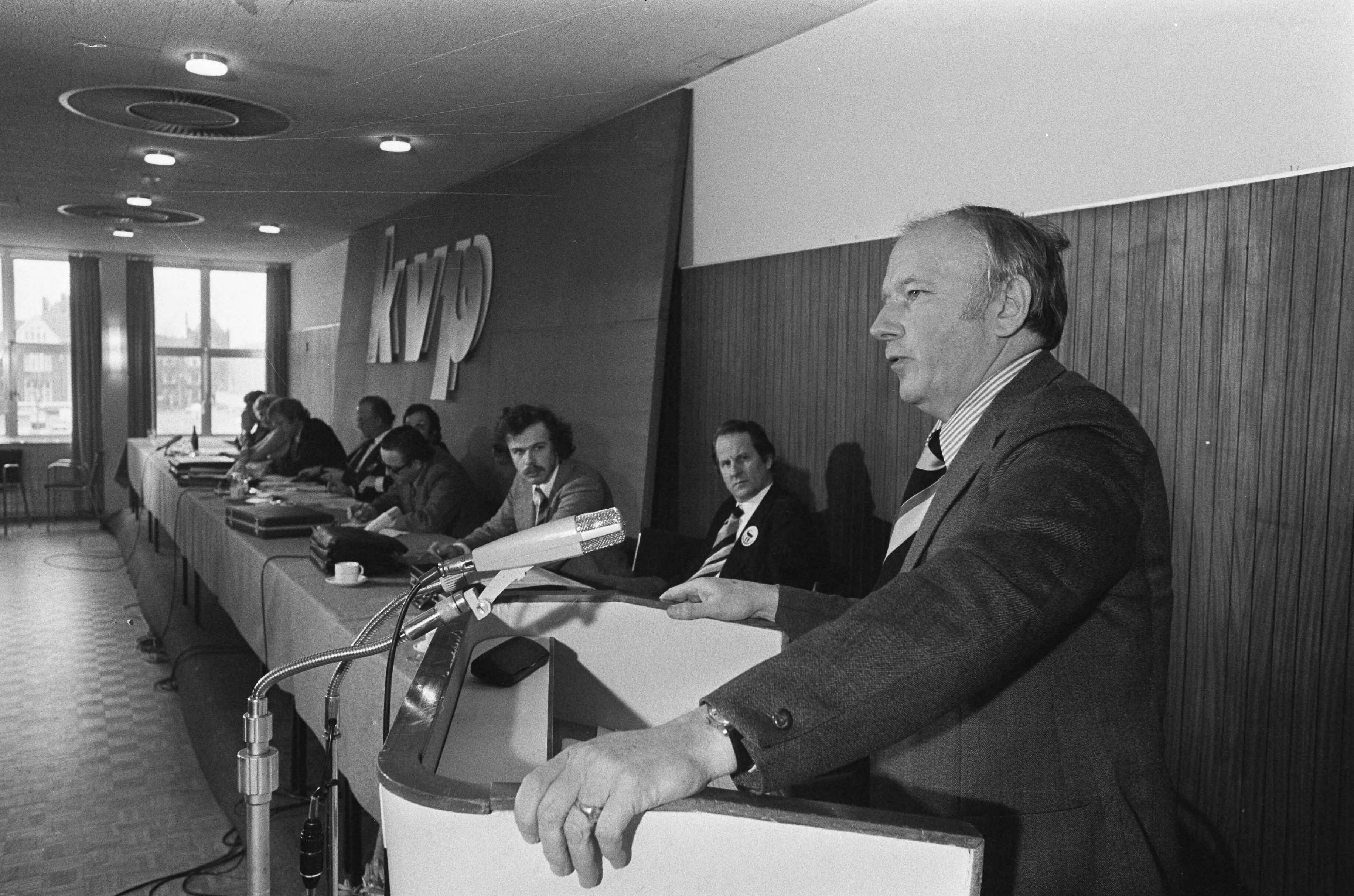 Fotocollectie Anefo — KVP-manifestatie Den Haag ; Kruisinga aan het woord — Foto: Verhoeff, Bert / Anefo. Licentie: Set B: Rechtenvrij / Publiek Domein. Bron: Nationaal Archief. http://hdl.handle.net/10648/ac461b30-d0b4-102d-bcf8-003048976d84