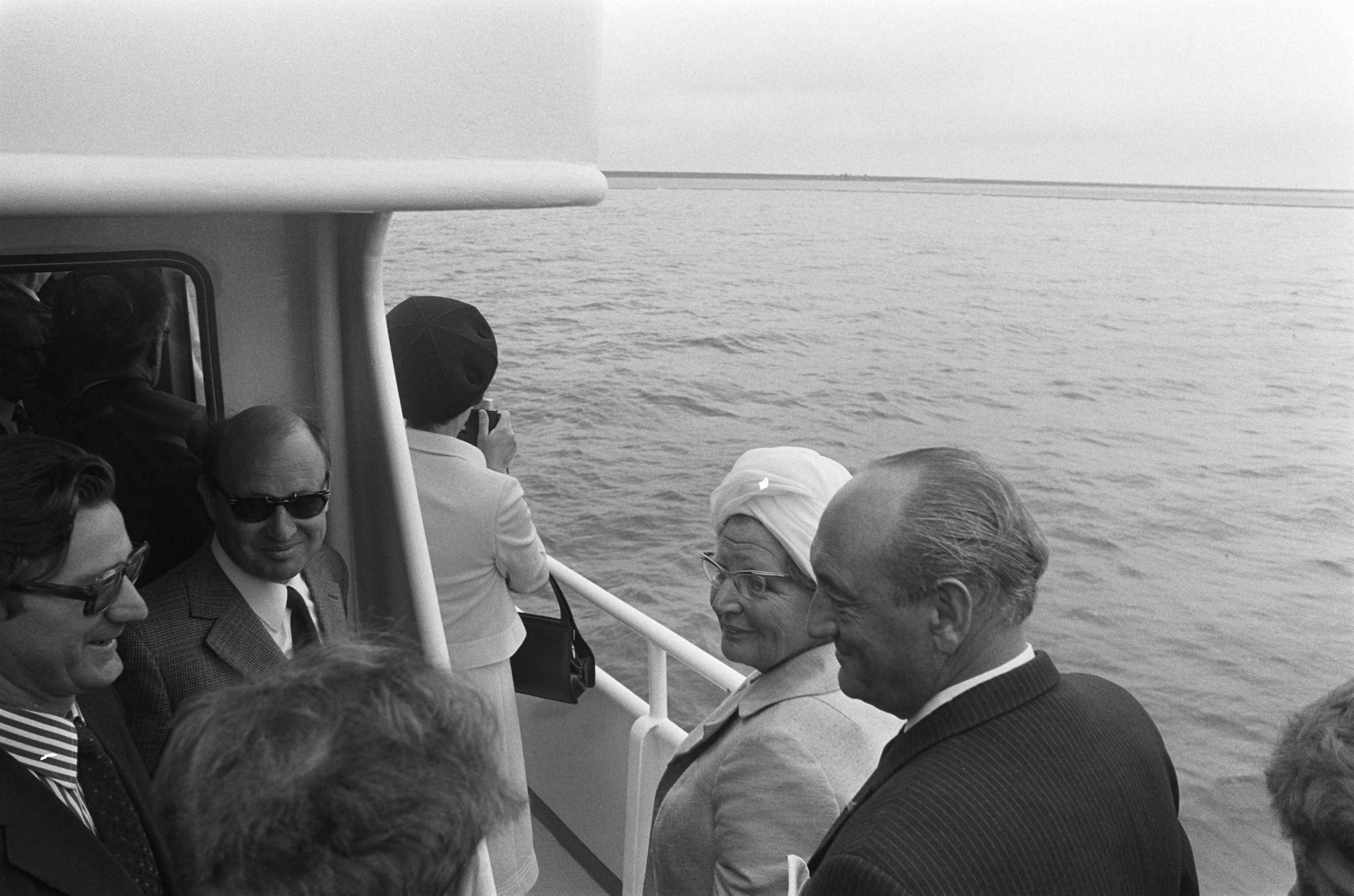 Opening Eemshaven door Koningin Juliana — Koningin Juliana aan boord van het ms. Rotterdam. Naast haar mr. E. Toxopeus, de Commissaris der Koningin in Groningen — Foto: Fotograaf Onbekend / Anefo. Licentie: Set B: Rechtenvrij / Publiek Domein. Bron: Nationaal Archief. http://hdl.handle.net/10648/ac2ec75a-d0b4-102d-bcf8-003048976d84