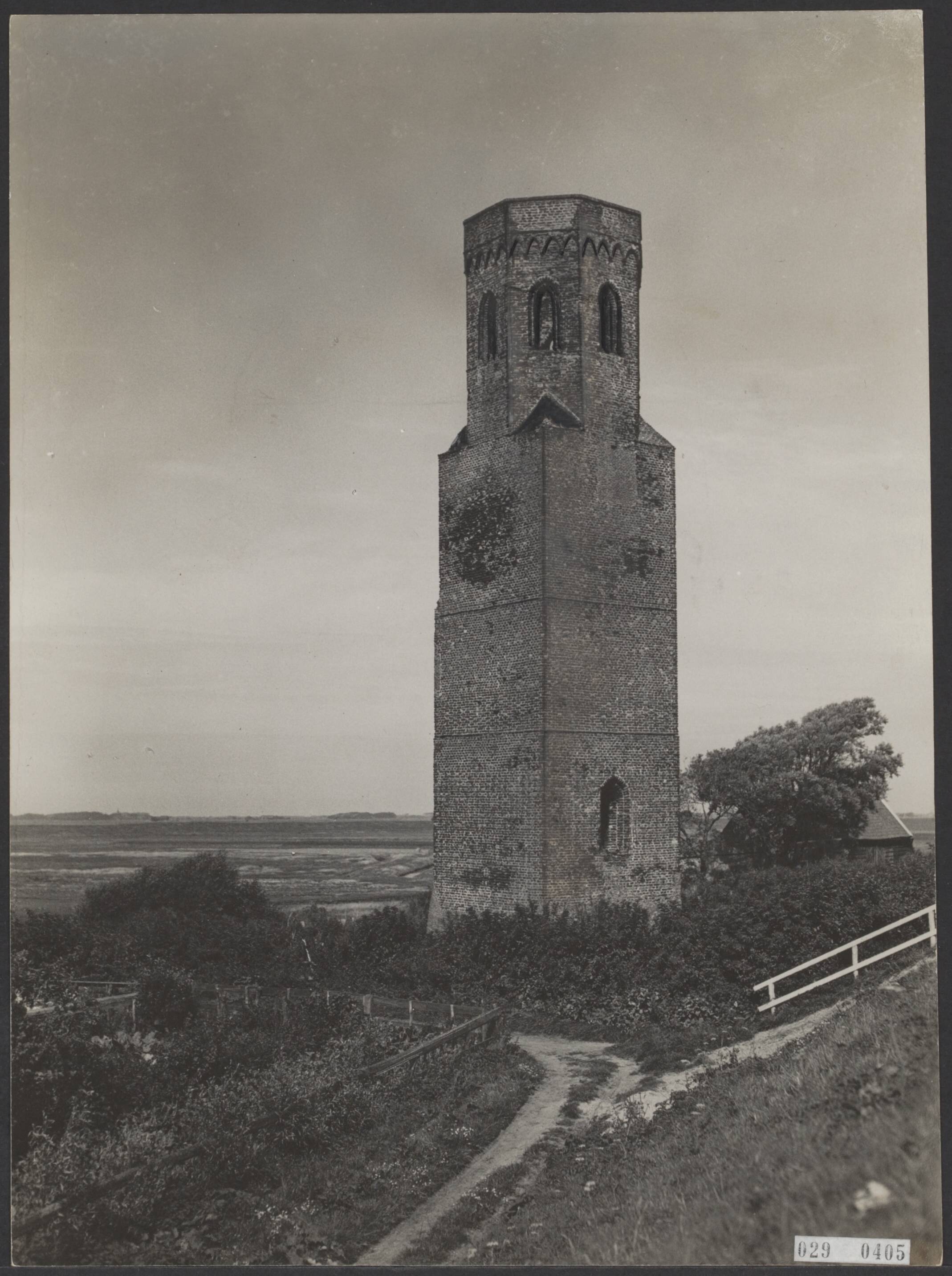 Fotocollectie Elsevier Binnenland — De zogenaamde "Plompe Toren" van het in zee verzonken dorp Koudekerke (Schouwen-Duiveland, Zeeland) — Foto: Bins, F.F.P.. Licentie: Set B: Rechtenvrij / Publiek Domein. Bron: Nationaal Archief. http://hdl.handle.net/10648/ade1d39e-d0b4-102d-bcf8-003048976d84