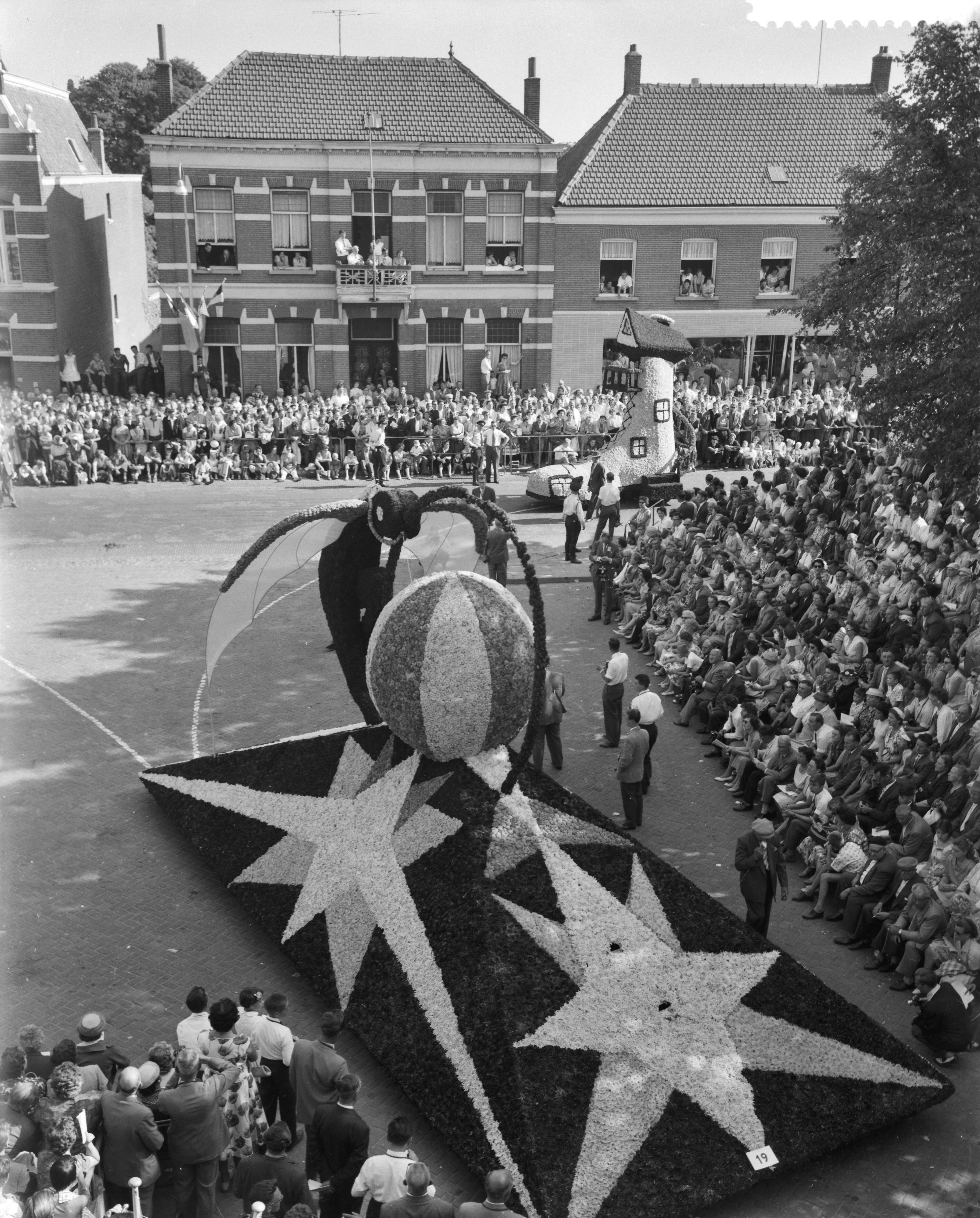 Fotocollectie Anefo — Bloemencorso in Zundert — Foto: Pot, Harry / Anefo. Licentie: Set B: Rechtenvrij / Publiek Domein. Bron: Nationaal Archief. http://hdl.handle.net/10648/a99cf4f8-d0b4-102d-bcf8-003048976d84