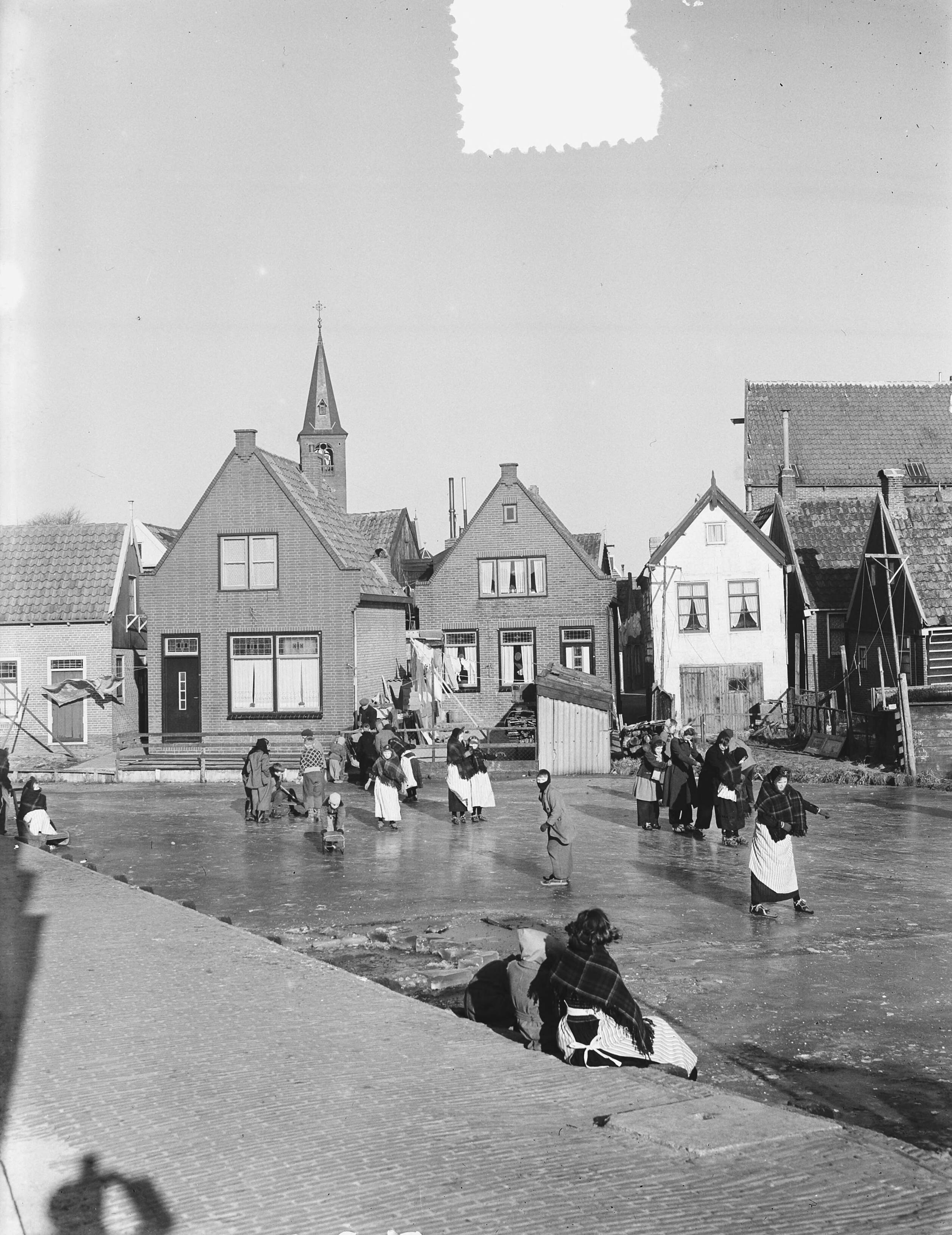 Fotocollectie Anefo — IJspret Volendam — Foto: Fotograaf Onbekend / Anefo. Licentie: Set B: Rechtenvrij / Publiek Domein. Bron: Nationaal Archief. http://hdl.handle.net/10648/a91bdfee-d0b4-102d-bcf8-003048976d84
