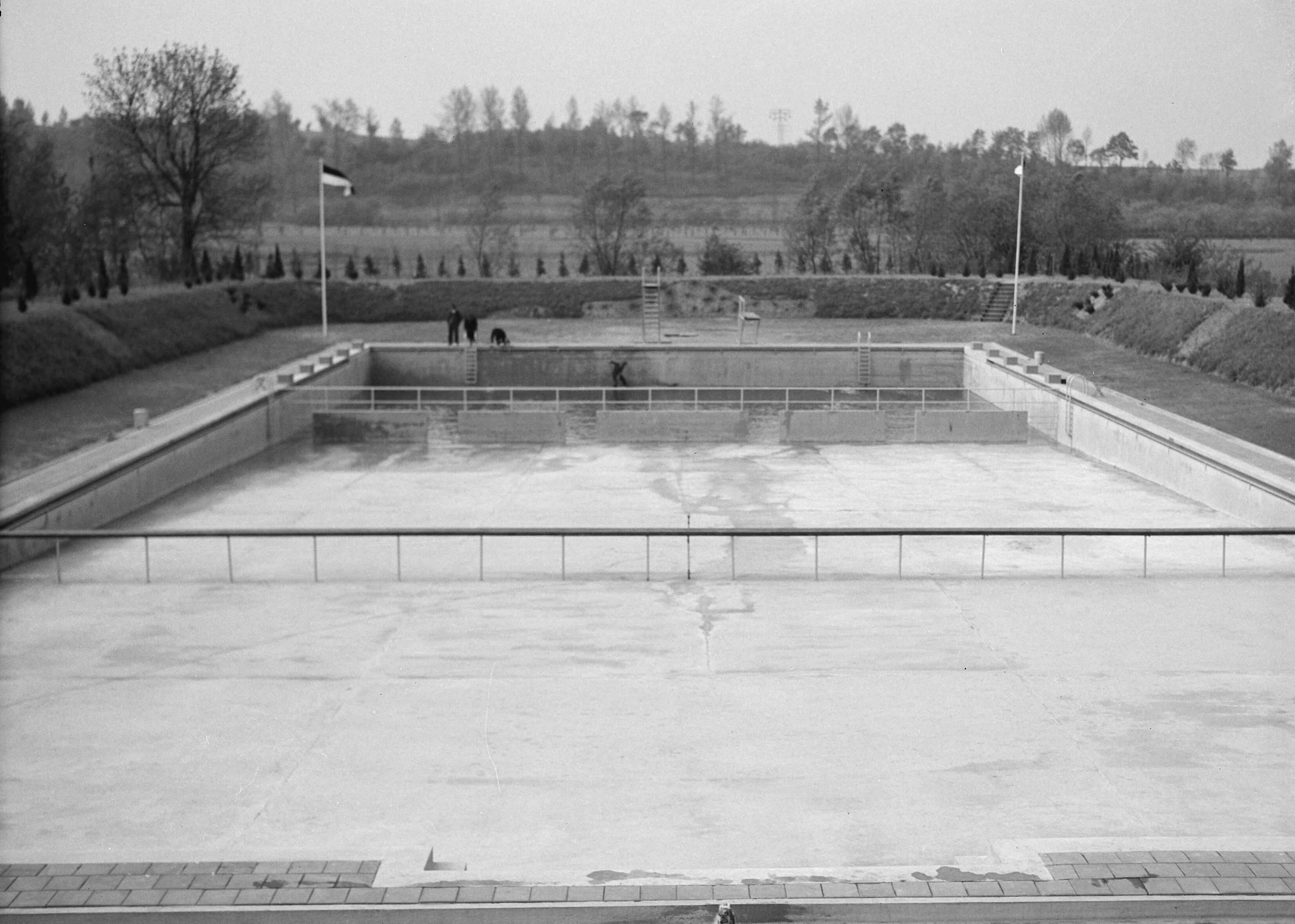 Fotocollectie Nederlandse Heidemaatschappij — Zwembad Meerssen — Foto: Fotograaf Onbekend / Heidemij. Licentie: Set B: Rechtenvrij / Publiek Domein. Bron: Nationaal Archief. http://hdl.handle.net/10648/ae782952-d0b4-102d-bcf8-003048976d84