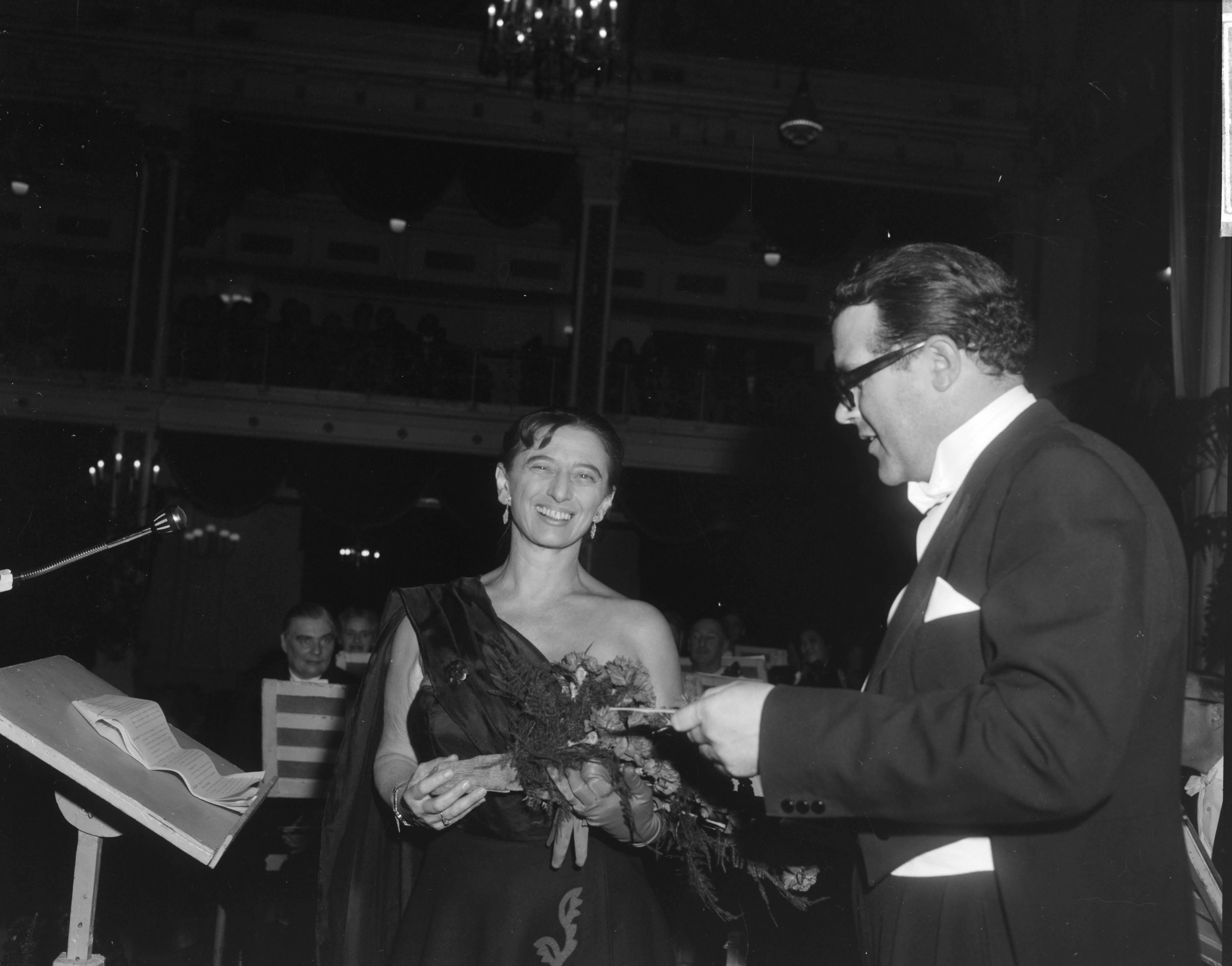 Fotocollectie Anefo — Uitreiking van de EMS Cultuurprijzen in het Kurhaus te Scheveningen: balletdanseres Hans Snoek (l) ontvangt prijs — Foto: Bilsen, Joop van / Anefo. Licentie: Set B: Rechtenvrij / Publiek Domein. Bron: Nationaal Archief. http://hdl.handle.net/10648/aacfe218-d0b4-102d-bcf8-003048976d84