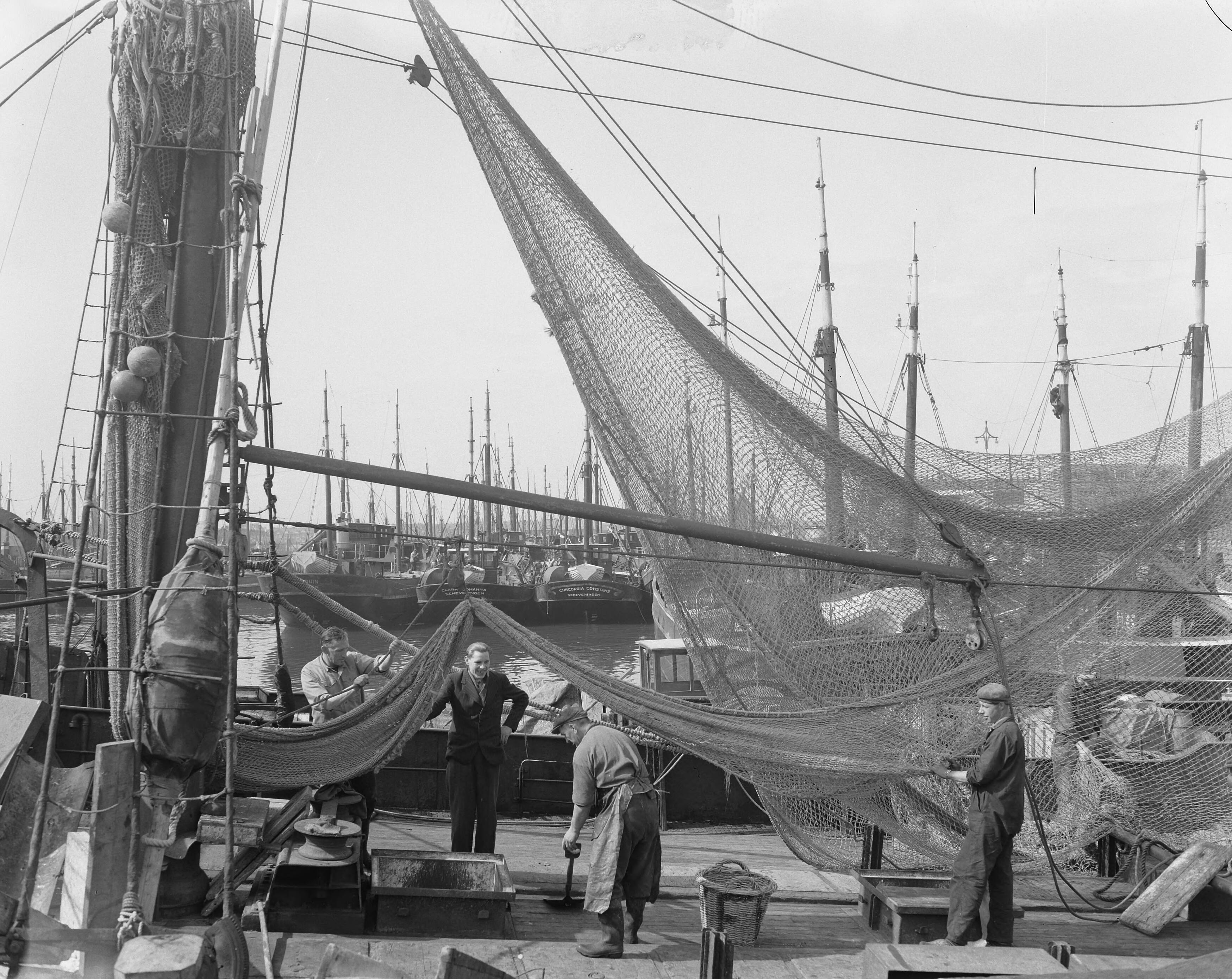 Fotocollectie Anefo — Voorbereidingen Scheveningse haven voor nieuwe haringvangst — Foto: Duinen, G.W. van / Anefo. Licentie: Set B: Rechtenvrij / Publiek Domein. Bron: Nationaal Archief. http://hdl.handle.net/10648/a90b4c9c-d0b4-102d-bcf8-003048976d84