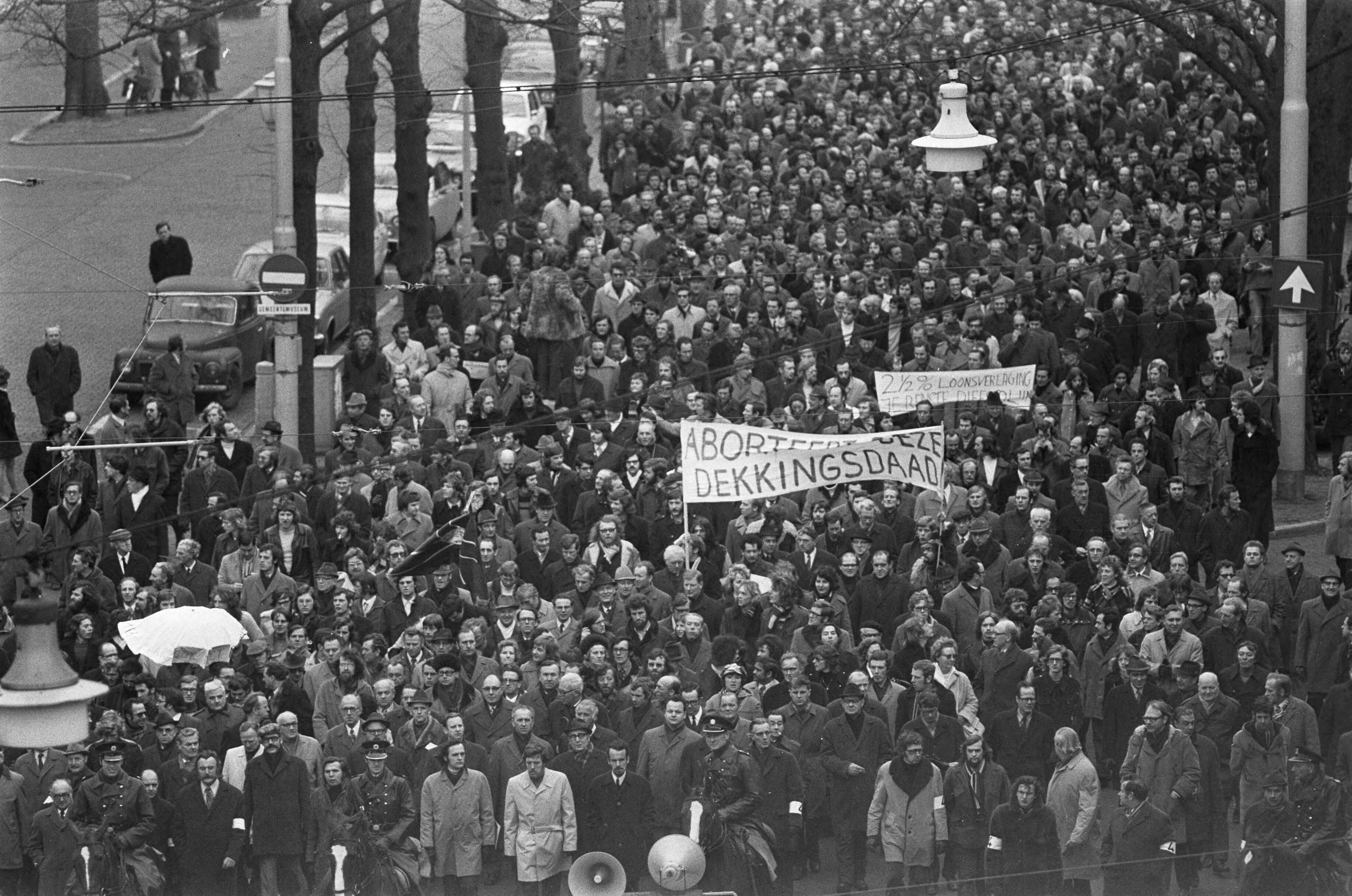 Fotocollectie Anefo — Ambtenaren (meer dan 40.000) demonstreren in Den Haag , demonstranten op weg naar het Binnenhof — Foto: Peters, Hans / Anefo. Licentie: Set B: Rechtenvrij / Publiek Domein. Bron: Nationaal Archief. http://hdl.handle.net/10648/ac244cda-d0b4-102d-bcf8-003048976d84